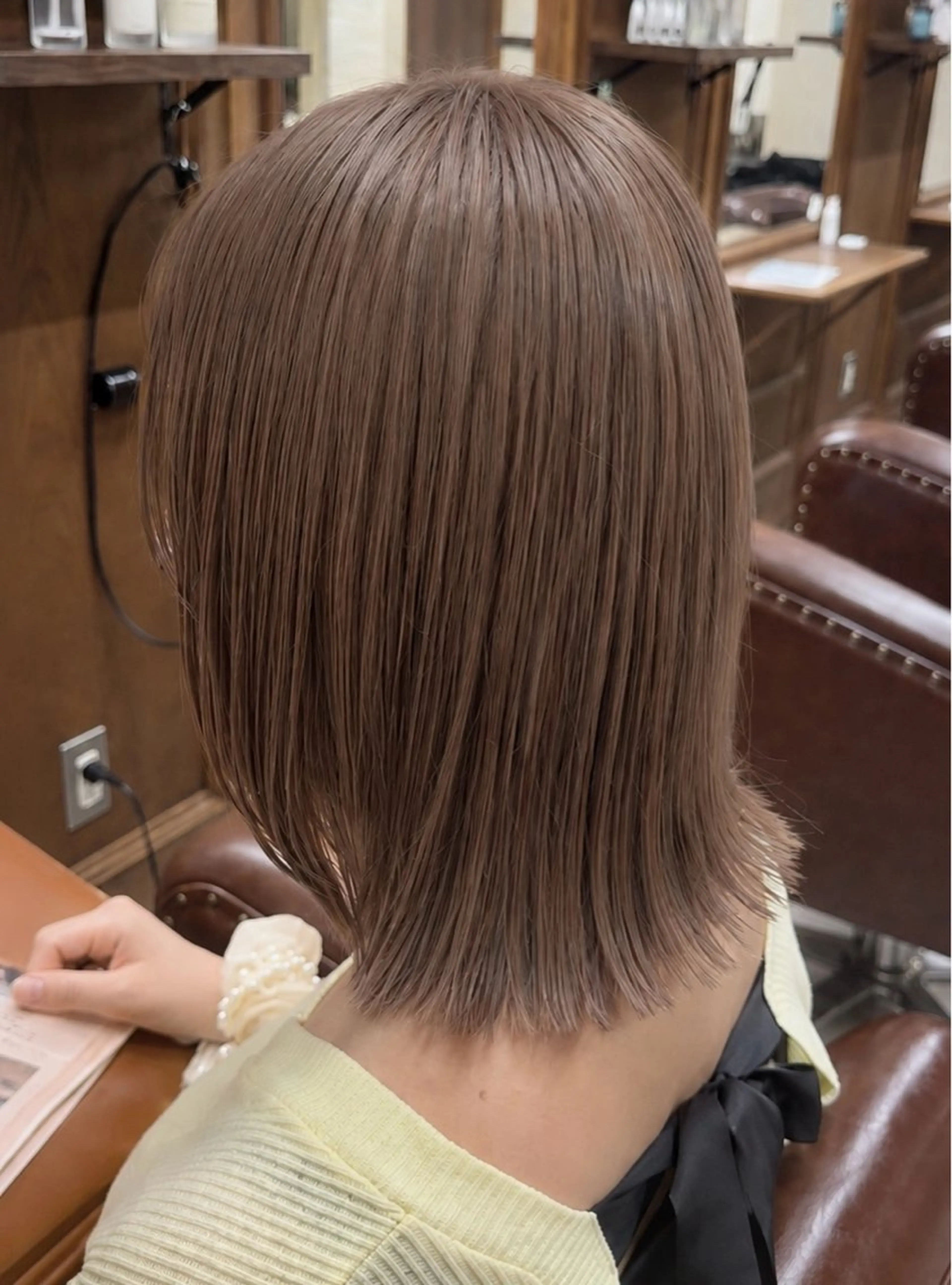 ミディアム カラー ボブ 顔まわりレイヤー レイヤーカット 外ハネヘア カット ヘアカラー トリートメント 顔周りカット 髪質改善/艶カラーのヘアスタイル