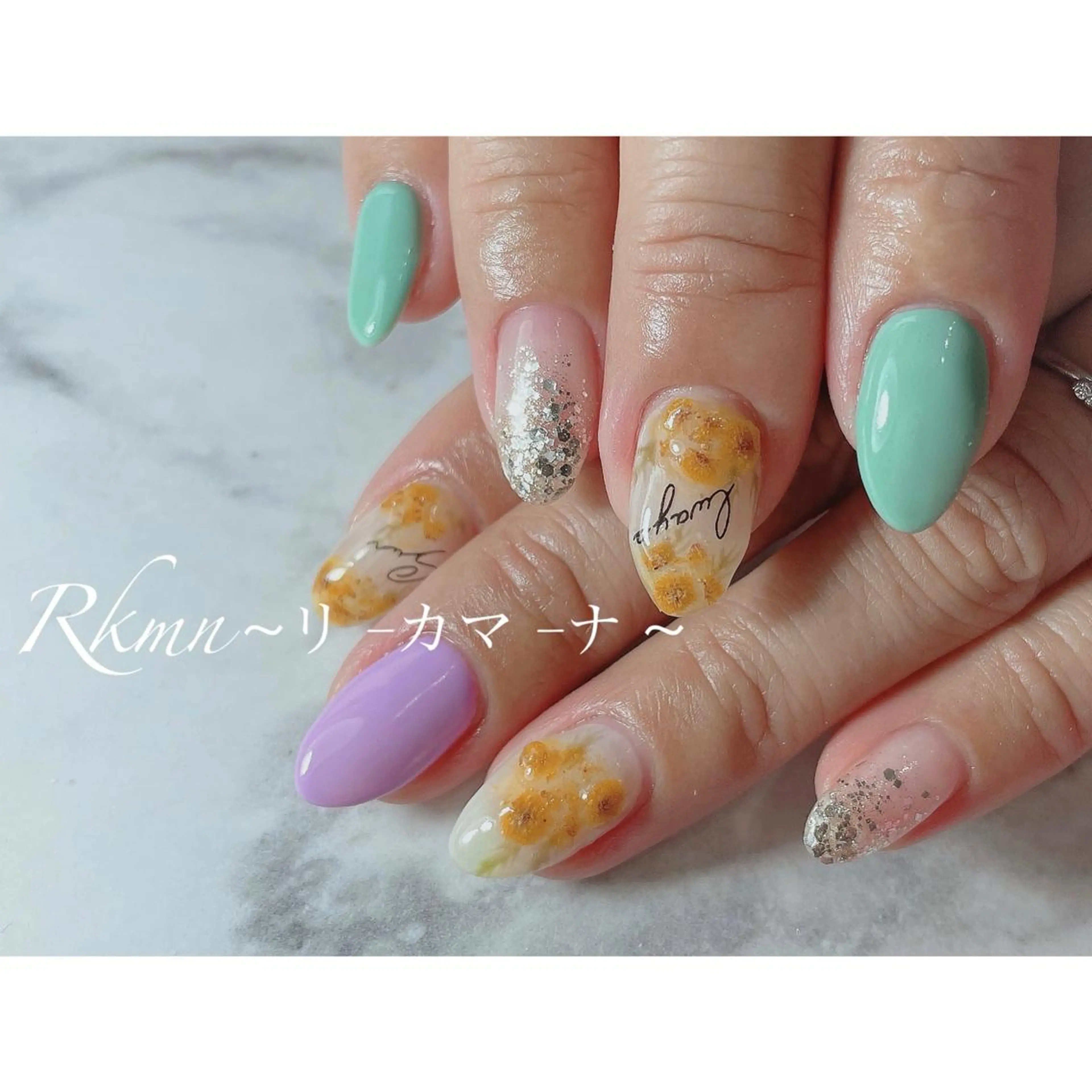 ネイル アートネイル フラワーネイル グリーン ラメ(グリッター) 春ネイル ハンドネイル フットネイル ハンドケア Rkmn ~リ-カマ-ナ~のネイルデザイン