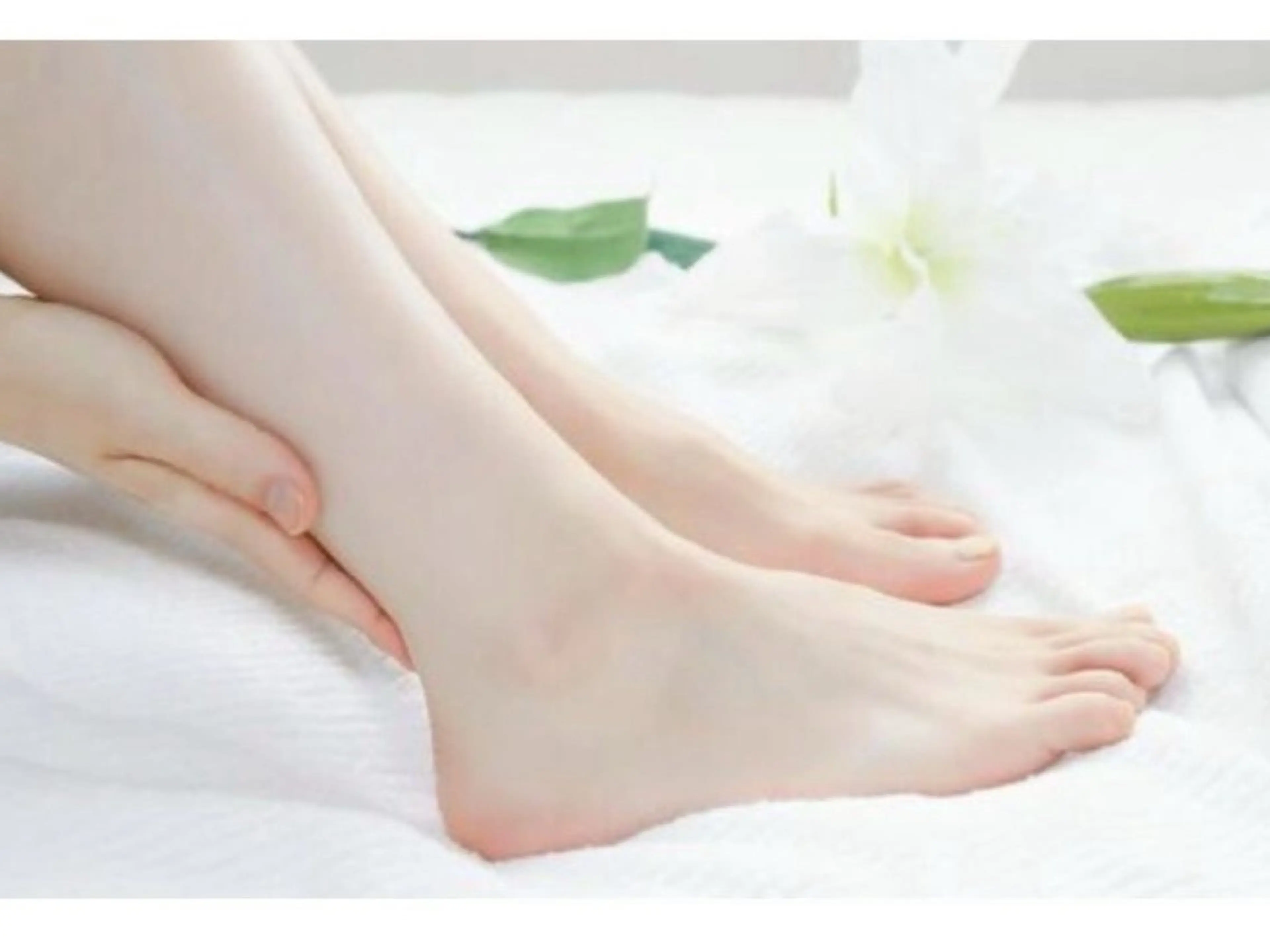 【フットオフなし】平日限定⭐︎かかと角質ケア付✨キラキラフラッシュラメネイル💅の写真