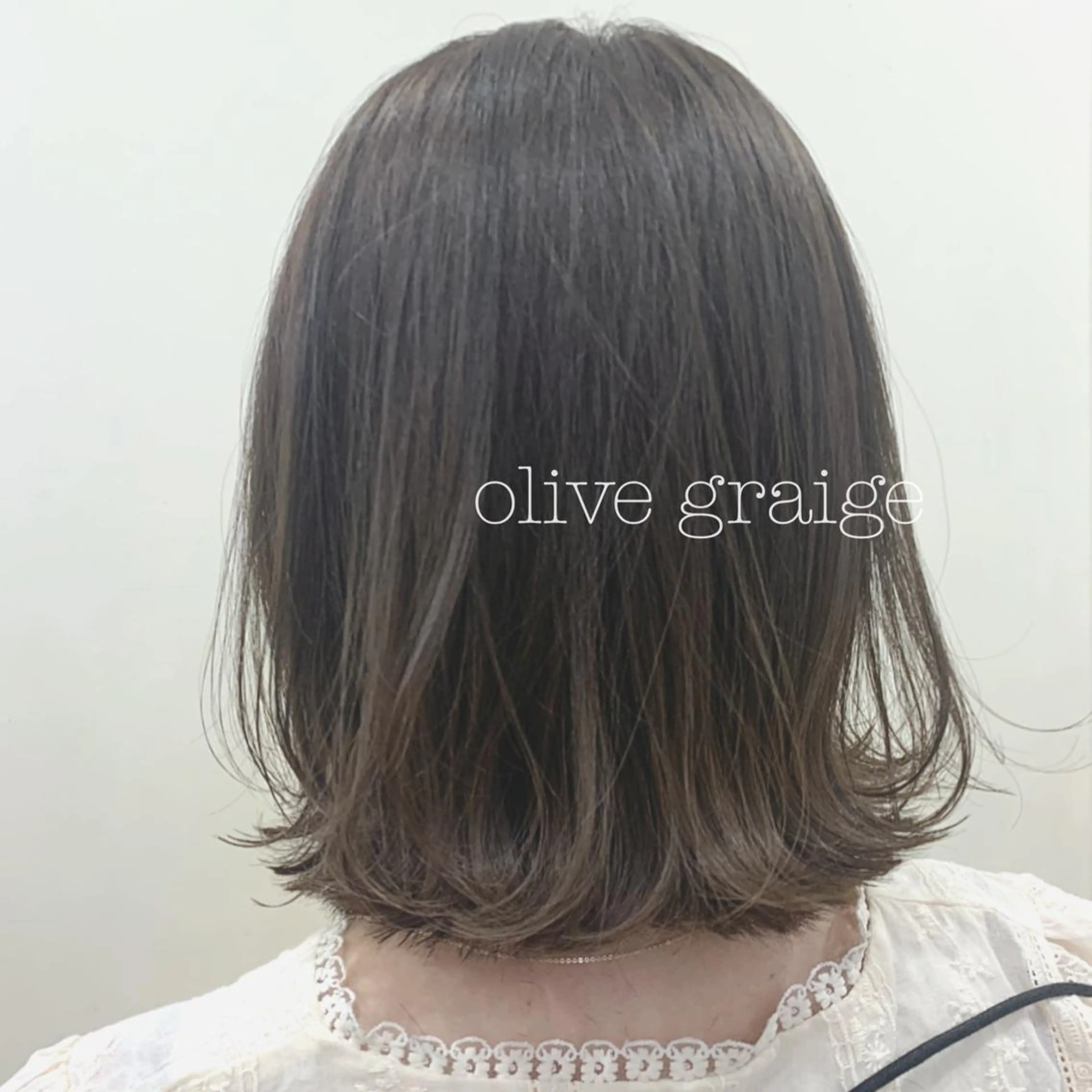 ミディアム カラー ぱつっとボブ/ 小野あかねのヘアスタイル