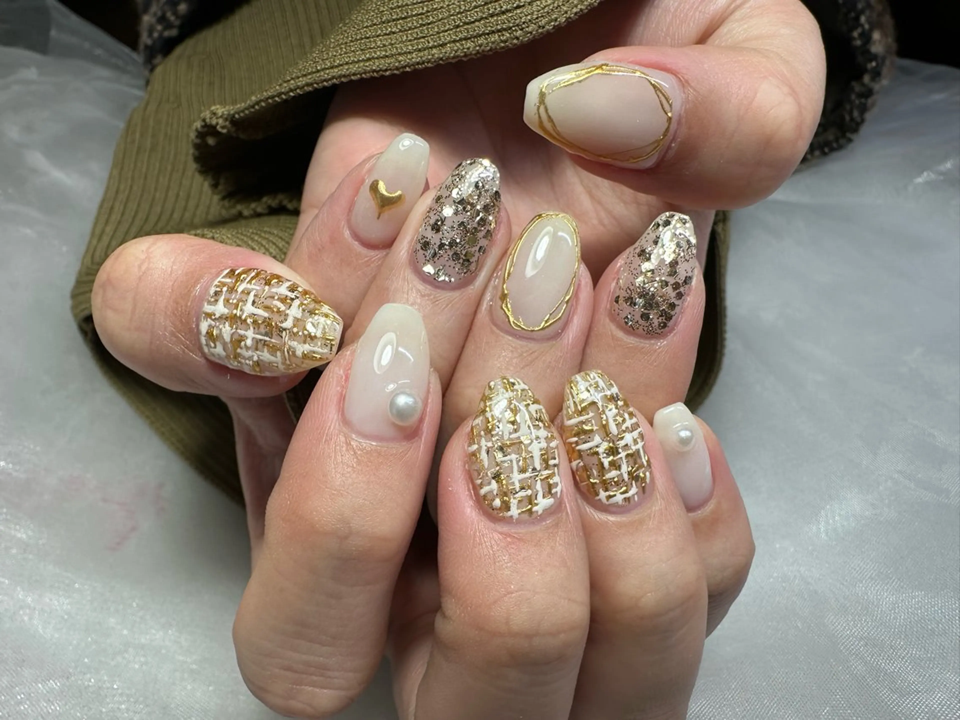 ネイル ゴールド ツイードネイル ホワイト salon de 4H所属・小林 麻里のネイルデザイン