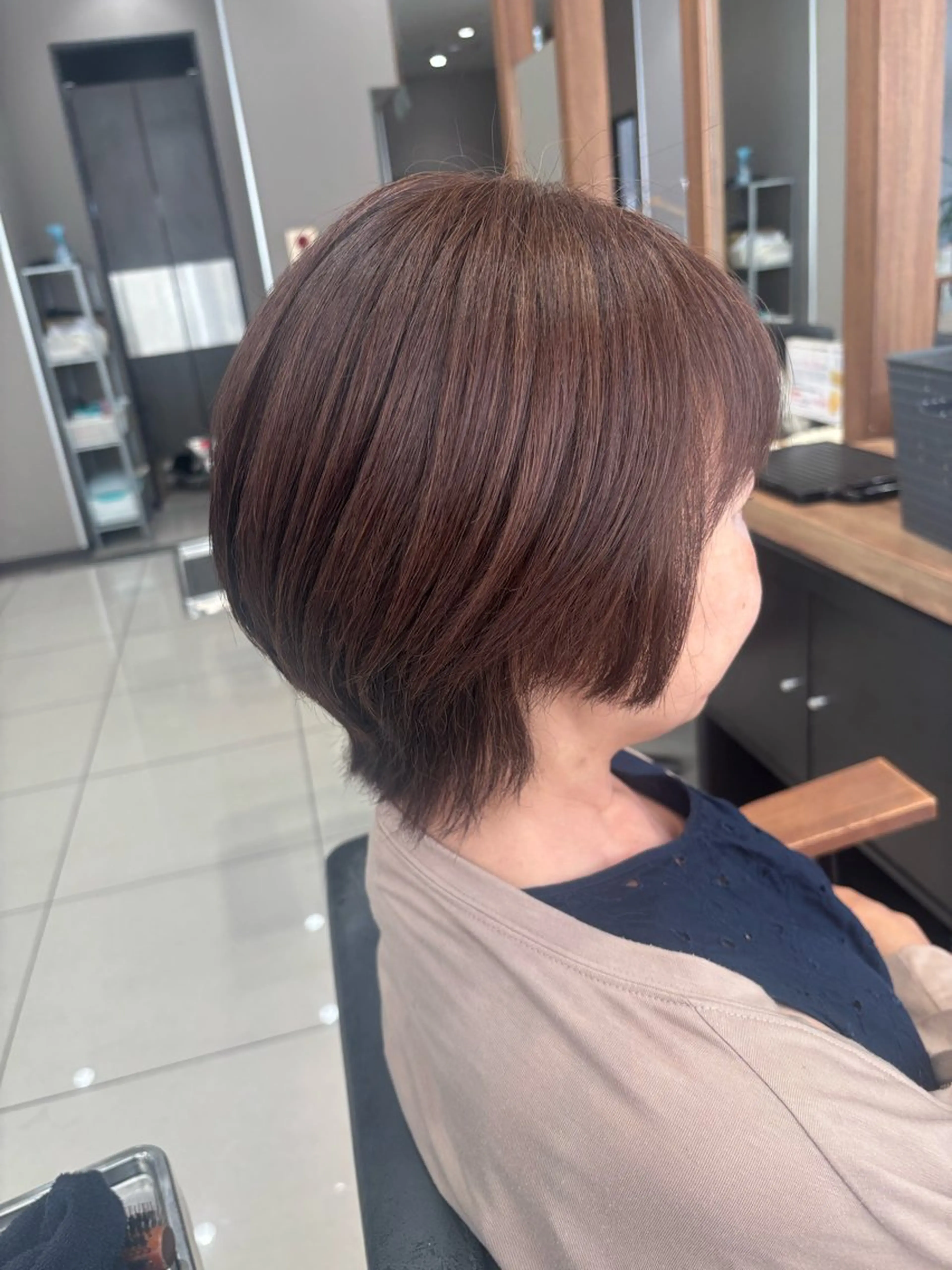 ミディアム カット 小嶺 歩夏のヘアスタイル