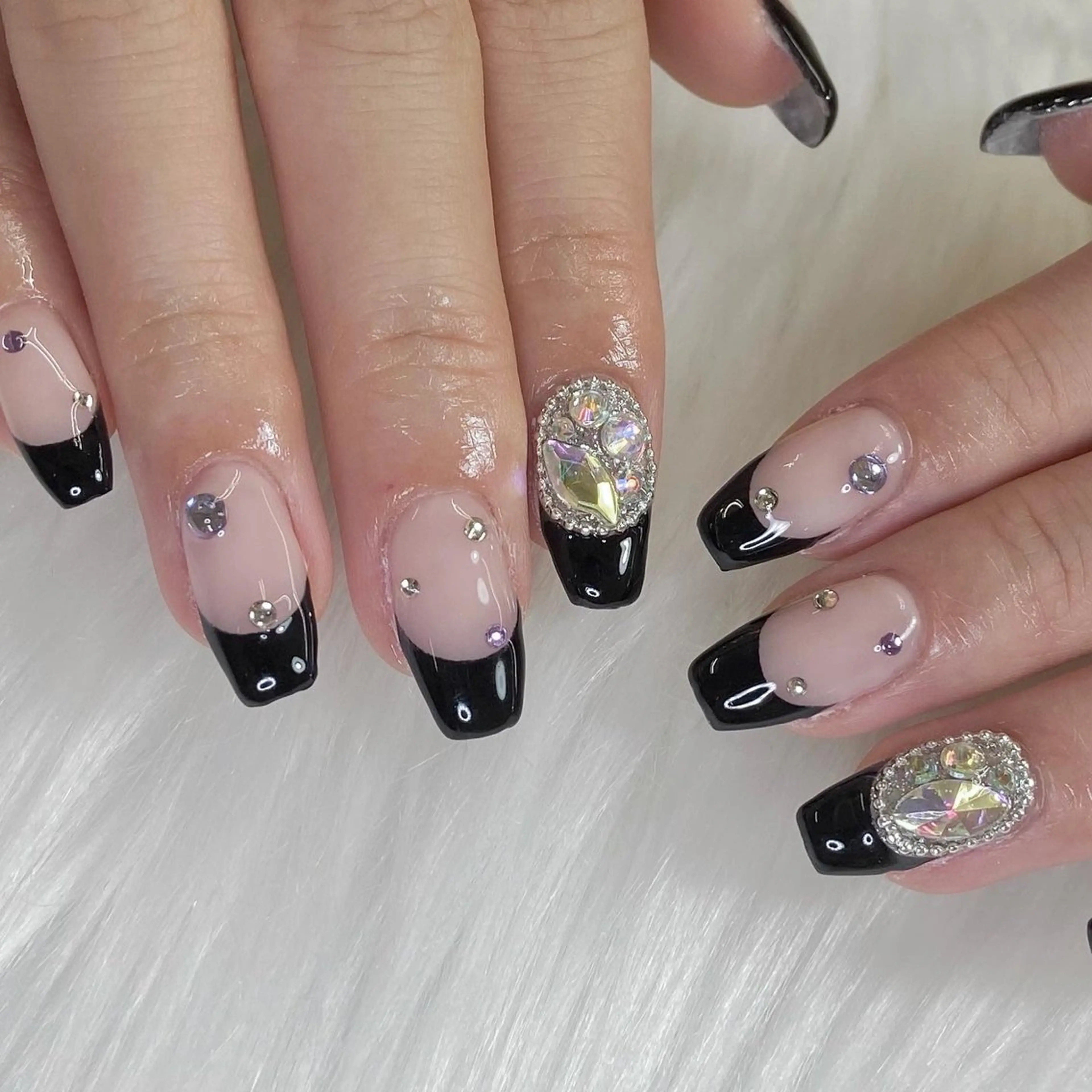 ネイル アートネイル フレンチネイル ガーリー キラキラネイル 韓国ネイル ハンドネイル Kanako 💫のネイルデザイン