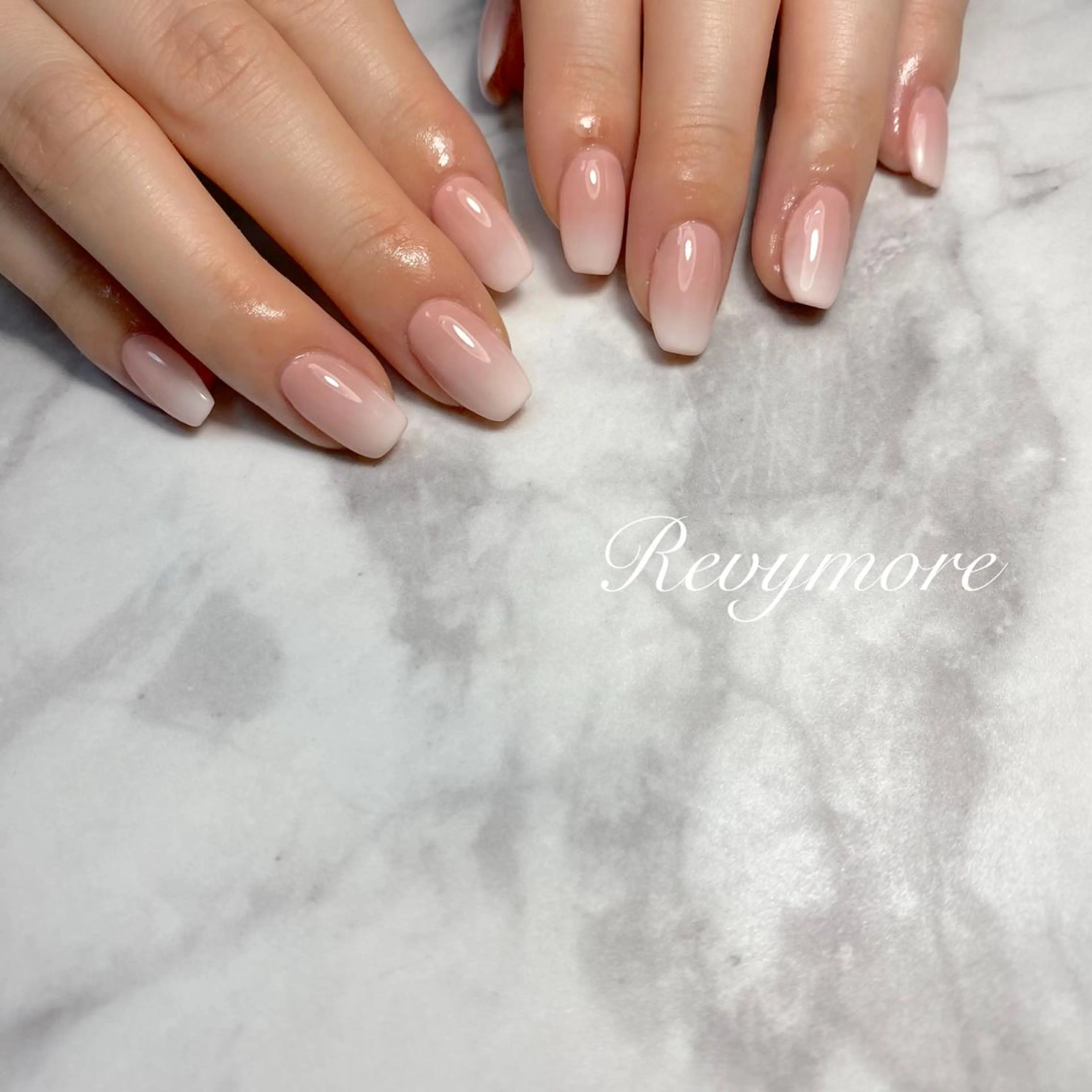 ミディアム ネイル 韓国風ヘア ジェルネイル キラキラネイル 韓国ネイル ニュアンスネイル nail salon Revymoreのネイルデザイン