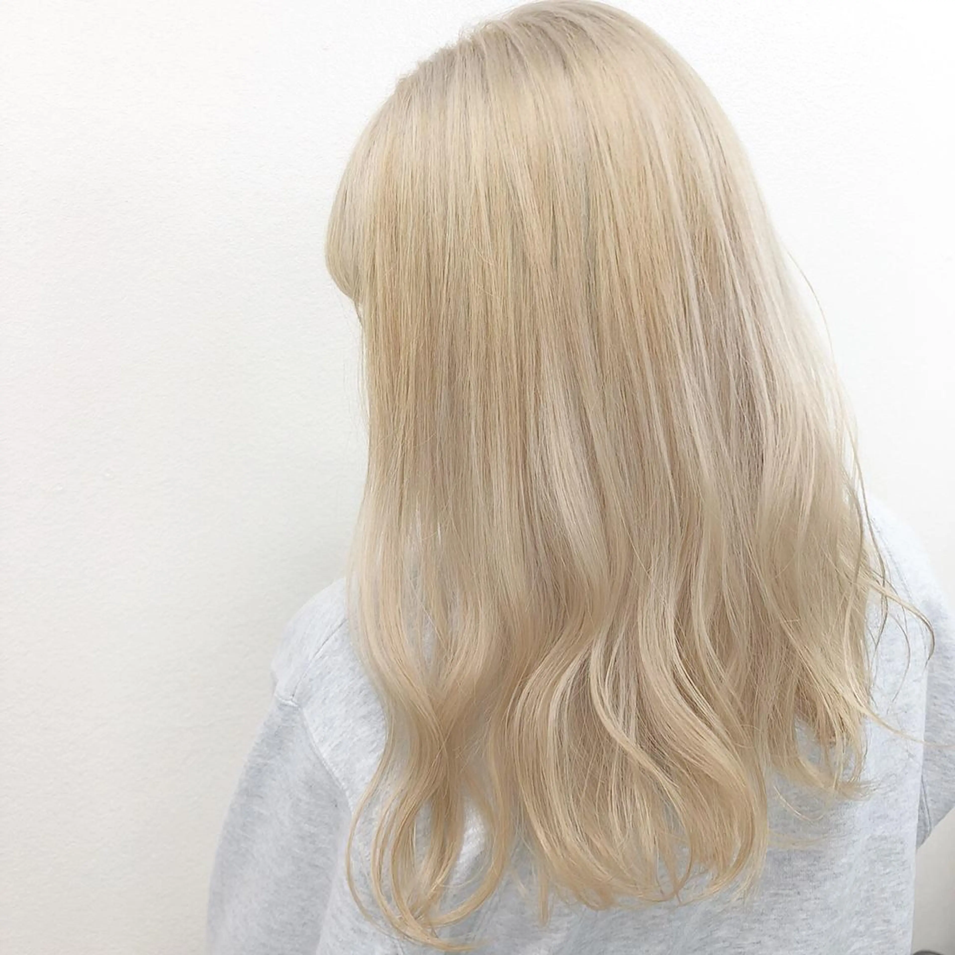 セミロング カラー ブロンド ホワイトブロンド 外国人風カラー レイヤーカット 透明感カラーのヘアスタイル