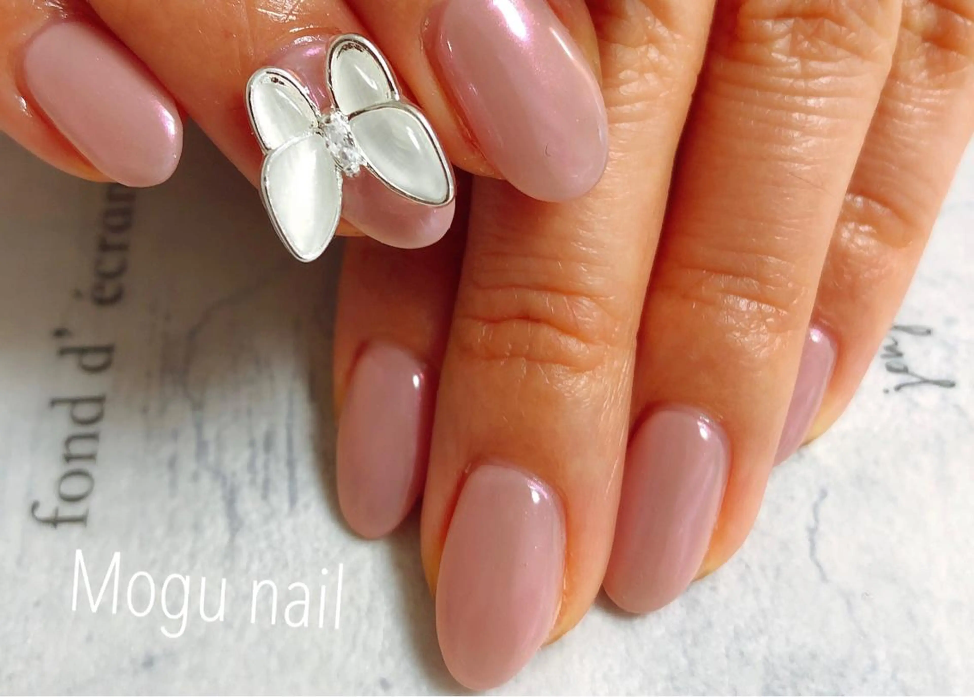 ネイル オーロラネイル ワンカラーネイル ピンク 春ネイル ハンドネイル mogunail &blowのネイルデザイン