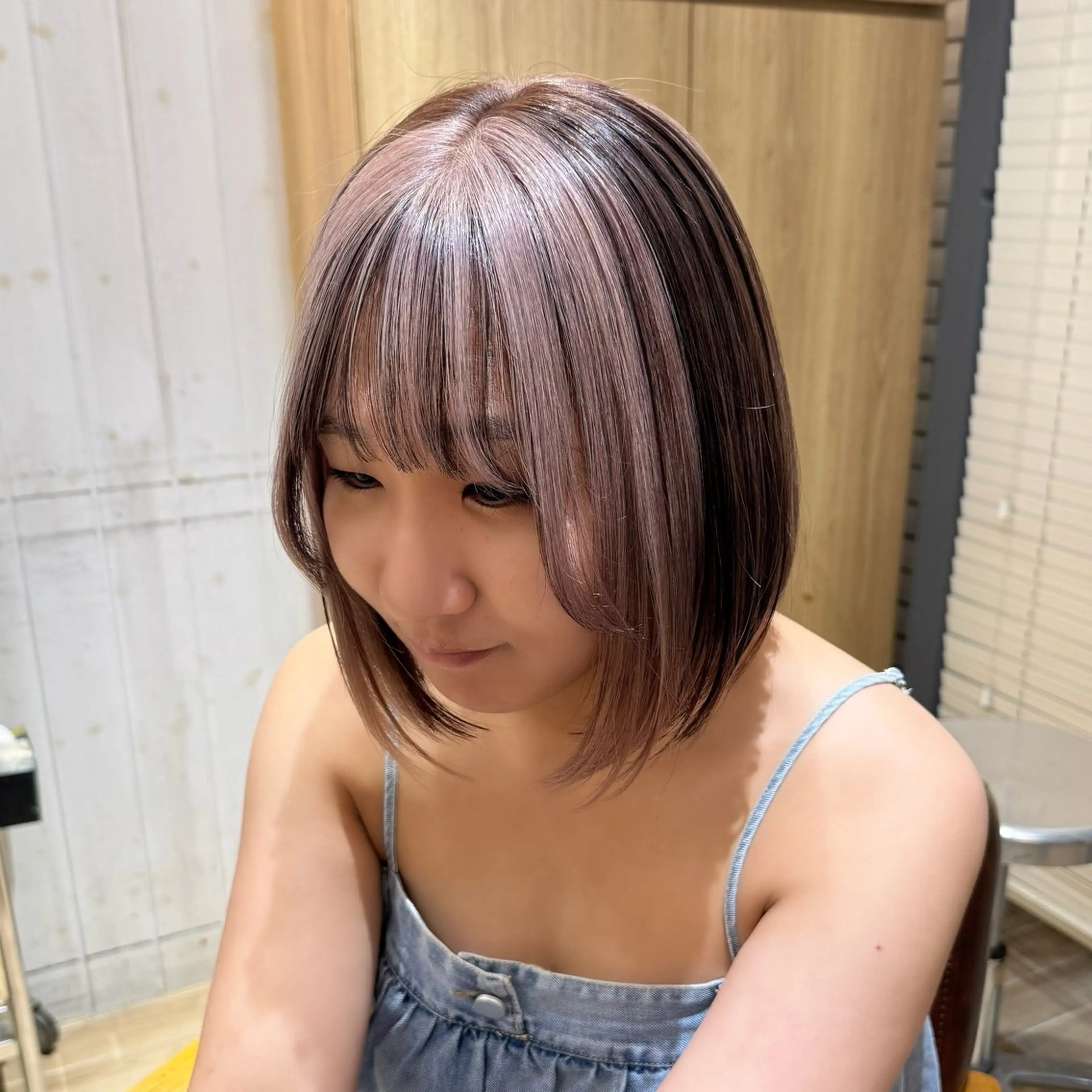 ミディアム カラー ベージュカラー ブリーチ デザインカラー ホワイトベージュ カット ヘアカラー トリートメント 🍀ブリーチ/艶カラ ー🍀 コイケのヘアスタイル