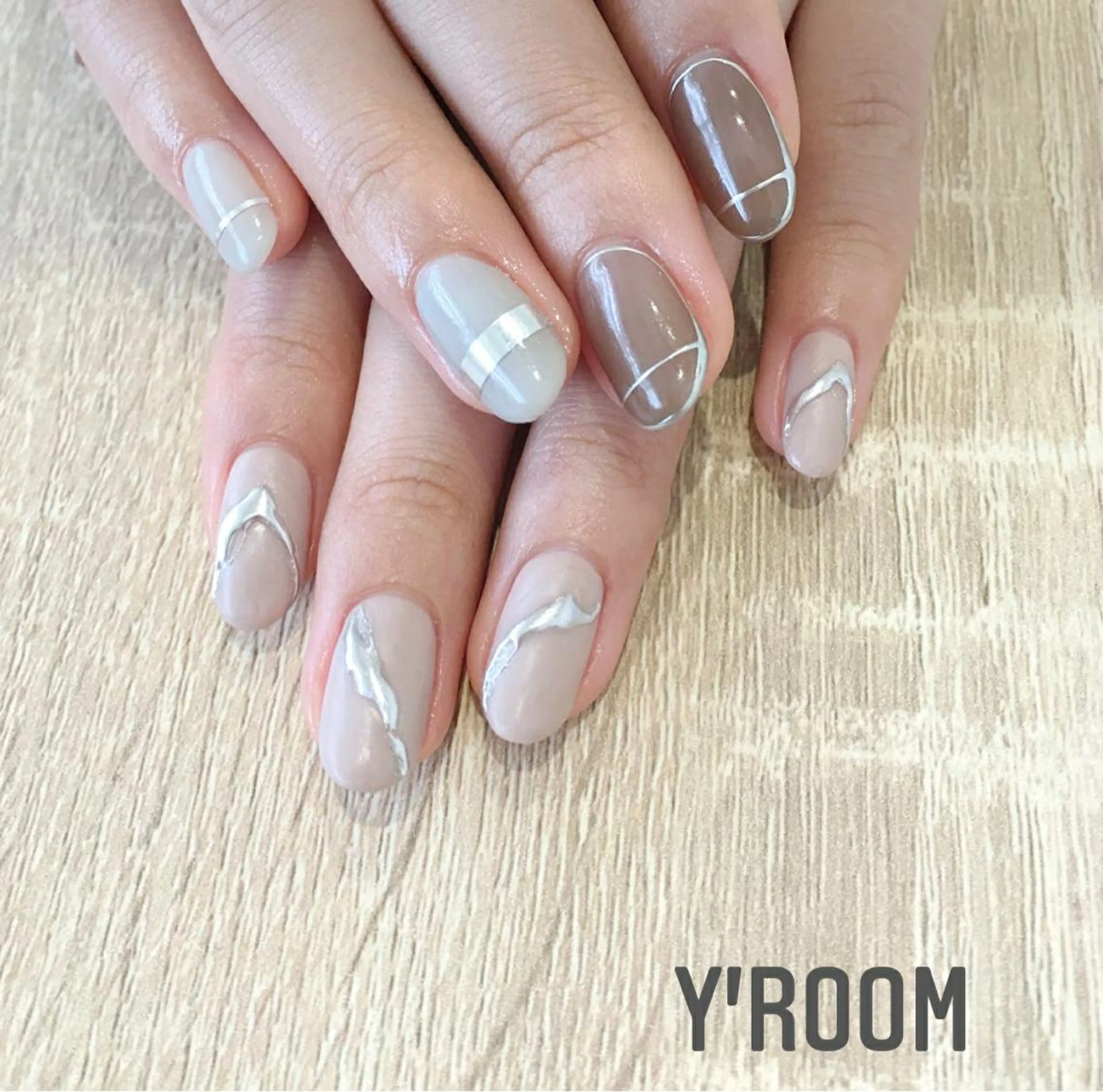 ネイル オーロラネイル フラッシュネイル ジェルネイル グラデーション 氷ネイル・うるうるネイル ハンドネイル YUKA （ネイリスト）のネイルデザイン
