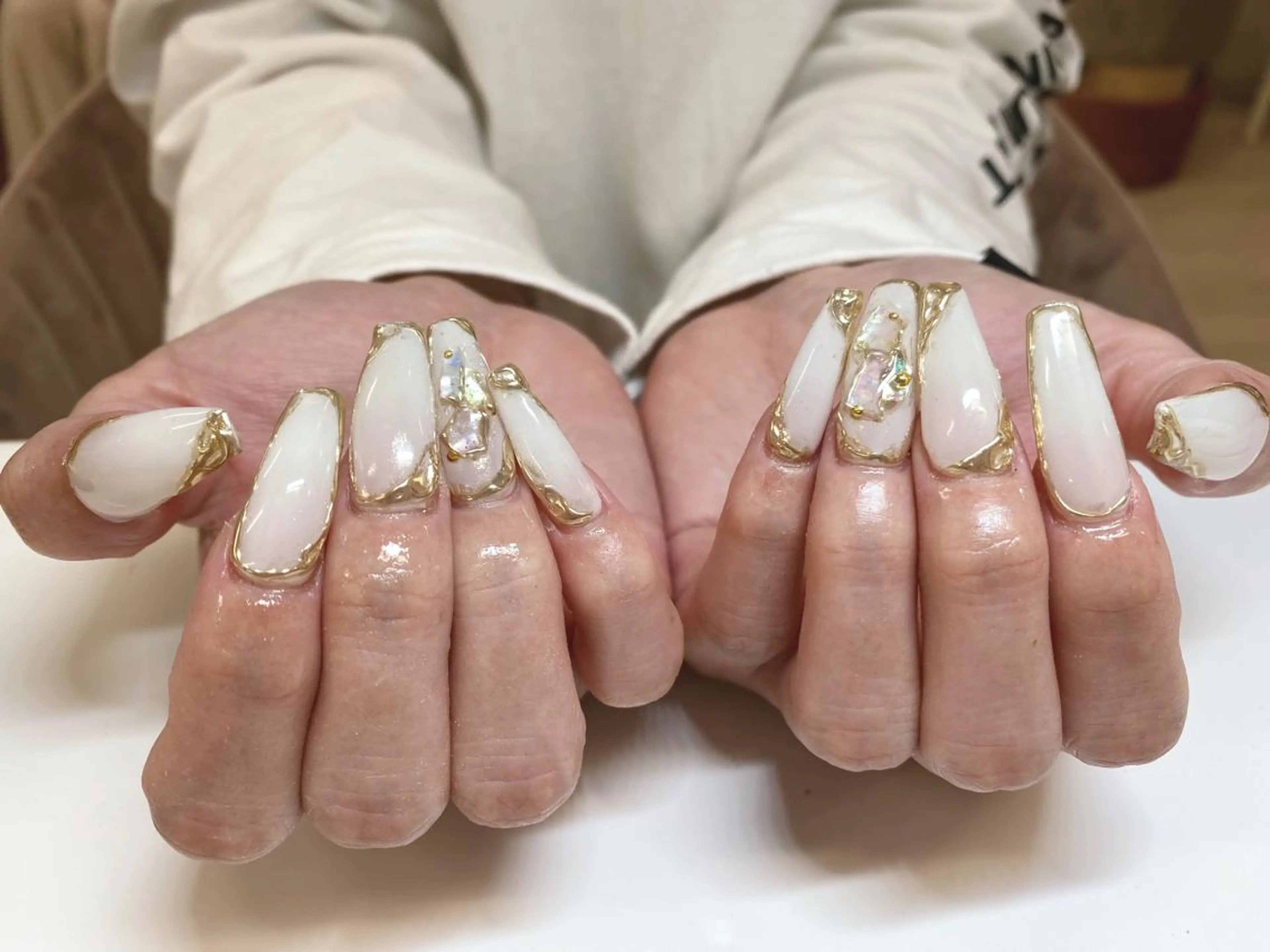 ネイル 長さ出し フットネイル フレンチネイル ジェルネイル ゴールド ハンドネイル salon Lilouのネイルデザイン