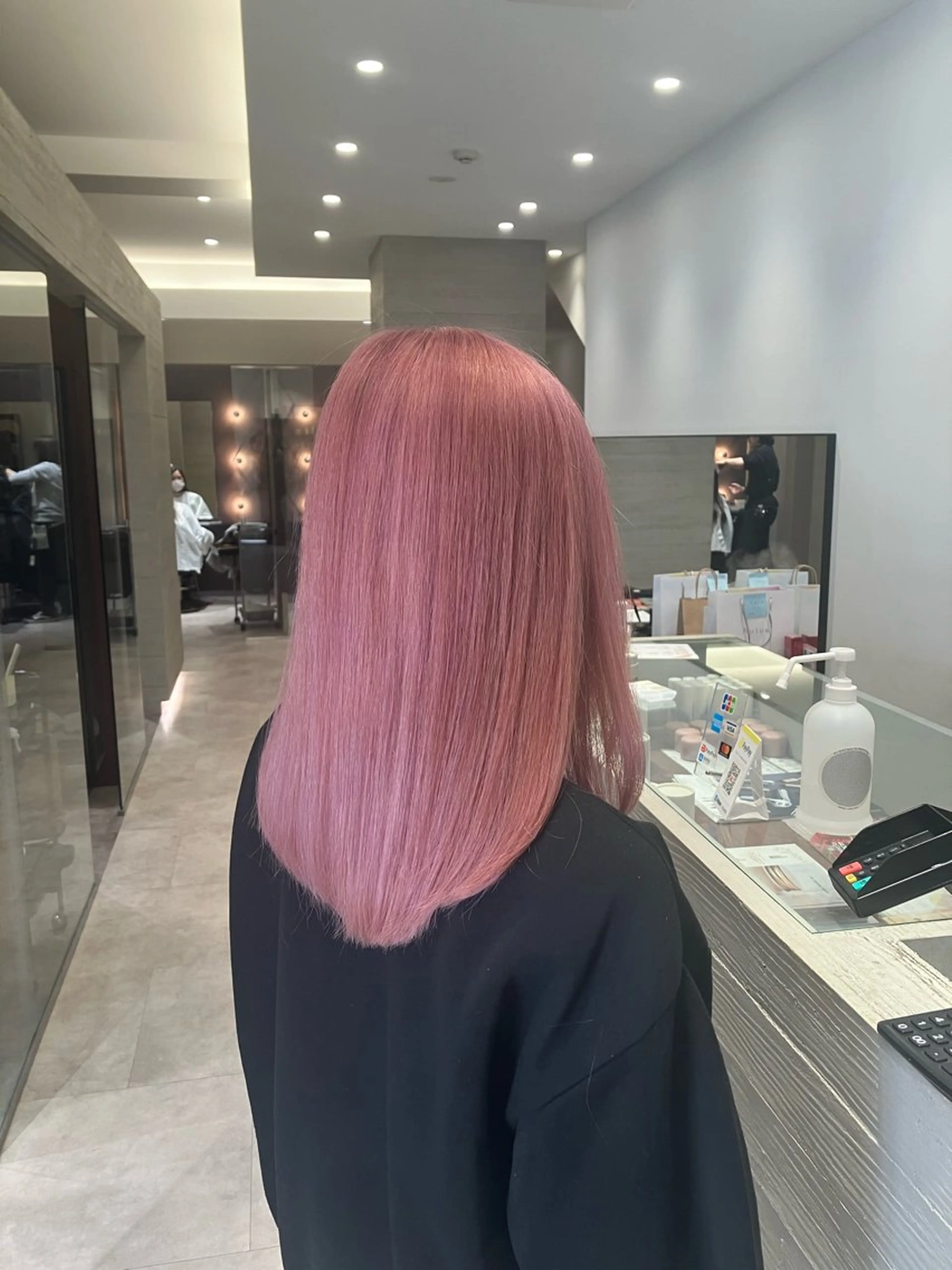 セミロング カラー ハイトーンカラー ピンクカラー カット ヘアカラー サキ🤍ハイトーン 🩰くびれ巻きヘアのヘアスタイル