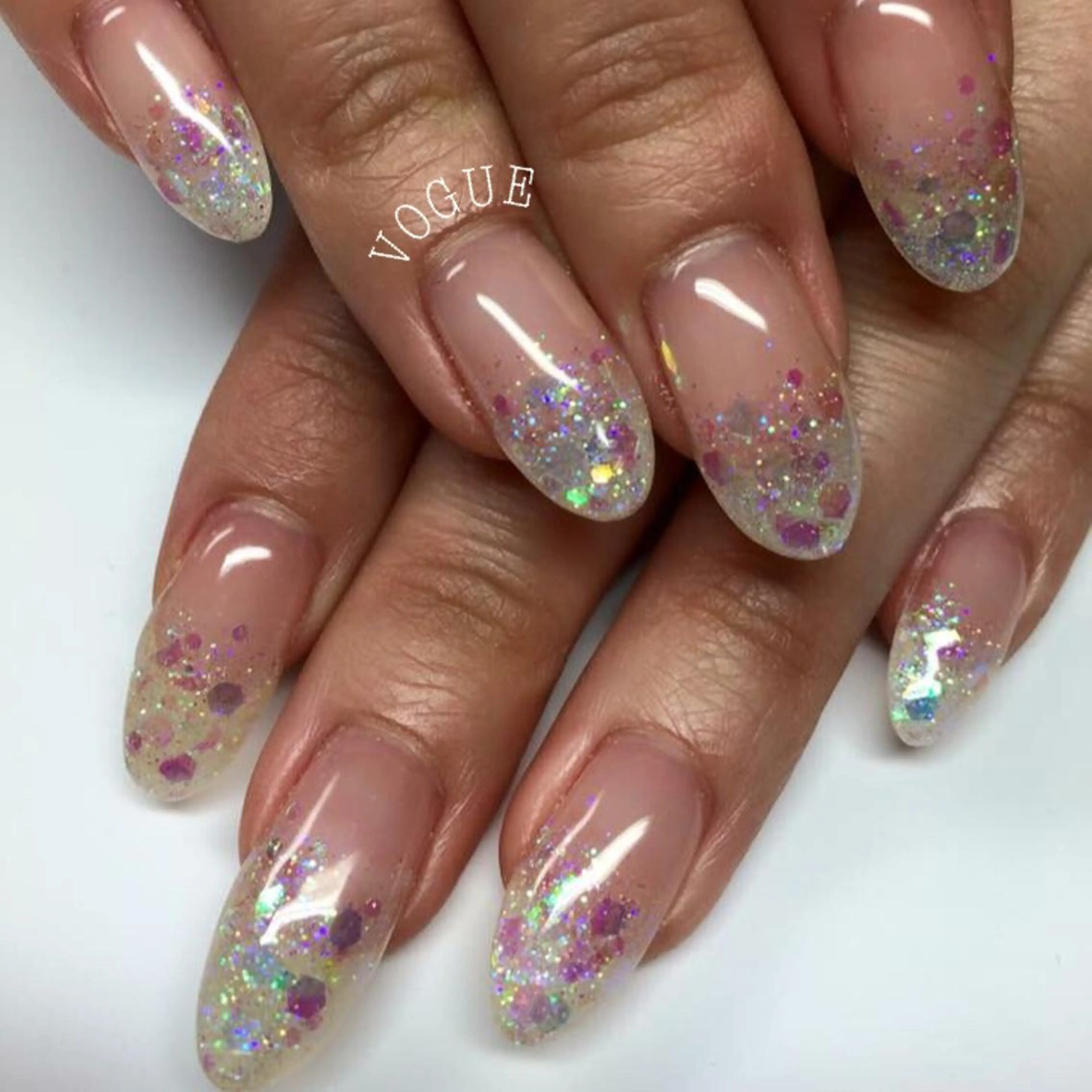 ネイル オーロラネイル グラデーション ホログラムネイル ラメ(グリッター) ラメグラデーション ハンドネイル VOGUE ×SWANのネイルデザイン
