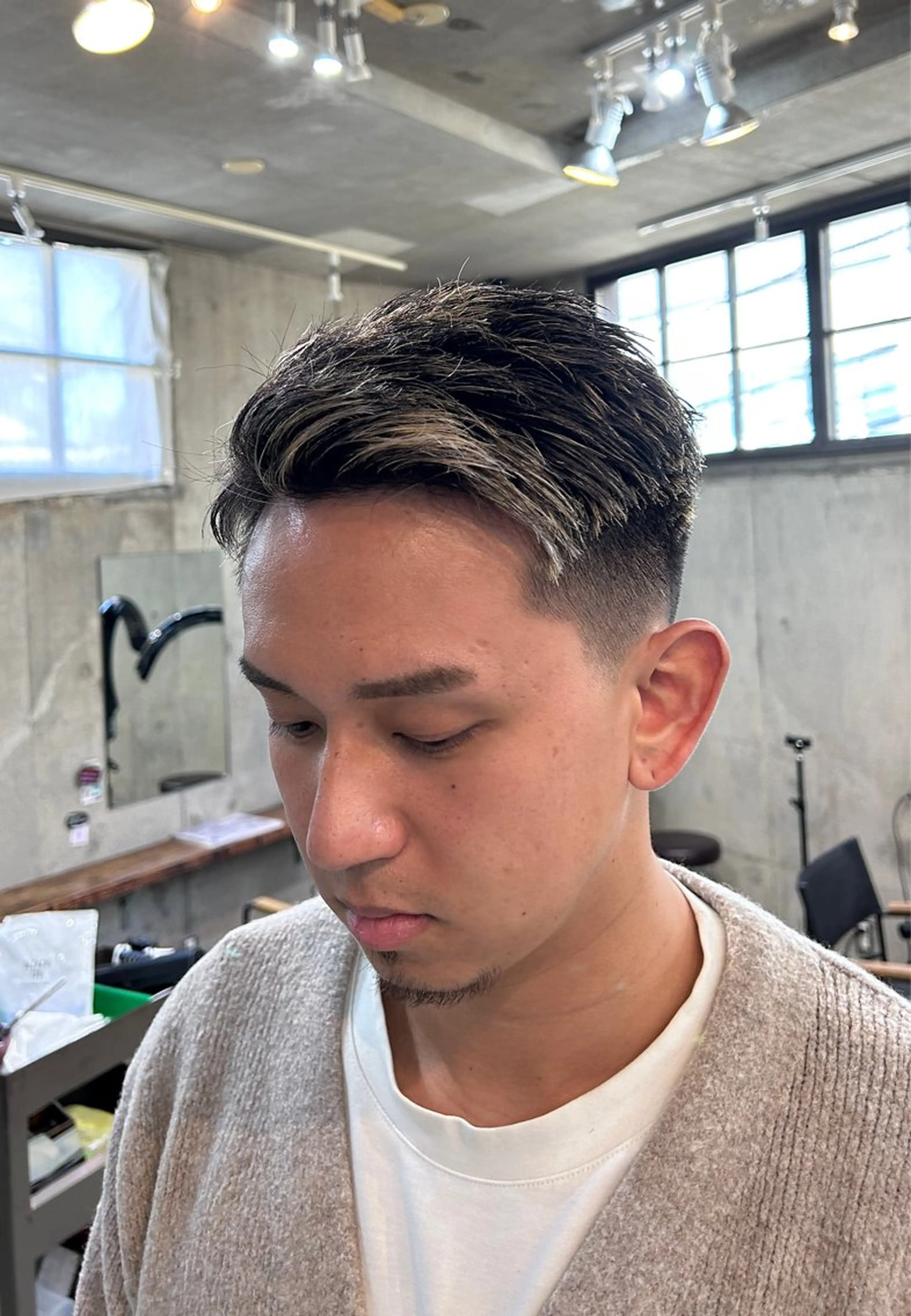 ショート カラー メンズ メンズブリーチ フェードカット メンズハイライト メンズメッシュ 刈り上げ メンズパーマ ジンのヘアスタイル