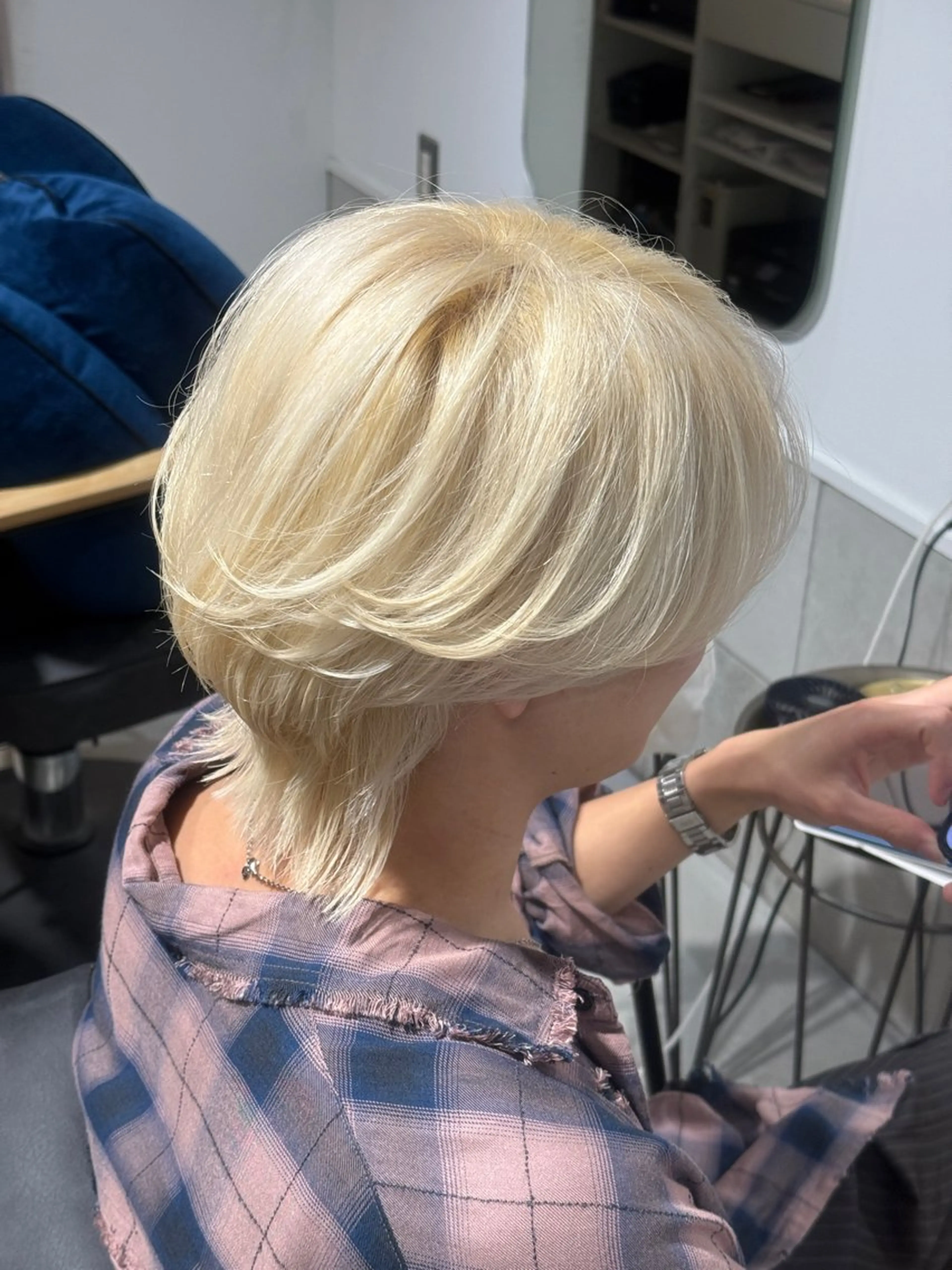 ミディアム パーマ メンズ メンズブリーチ センターパート ニュアンスパーマ カット ヘアカラー メンズカットパーマ ✂️ JOYAのヘアスタイル