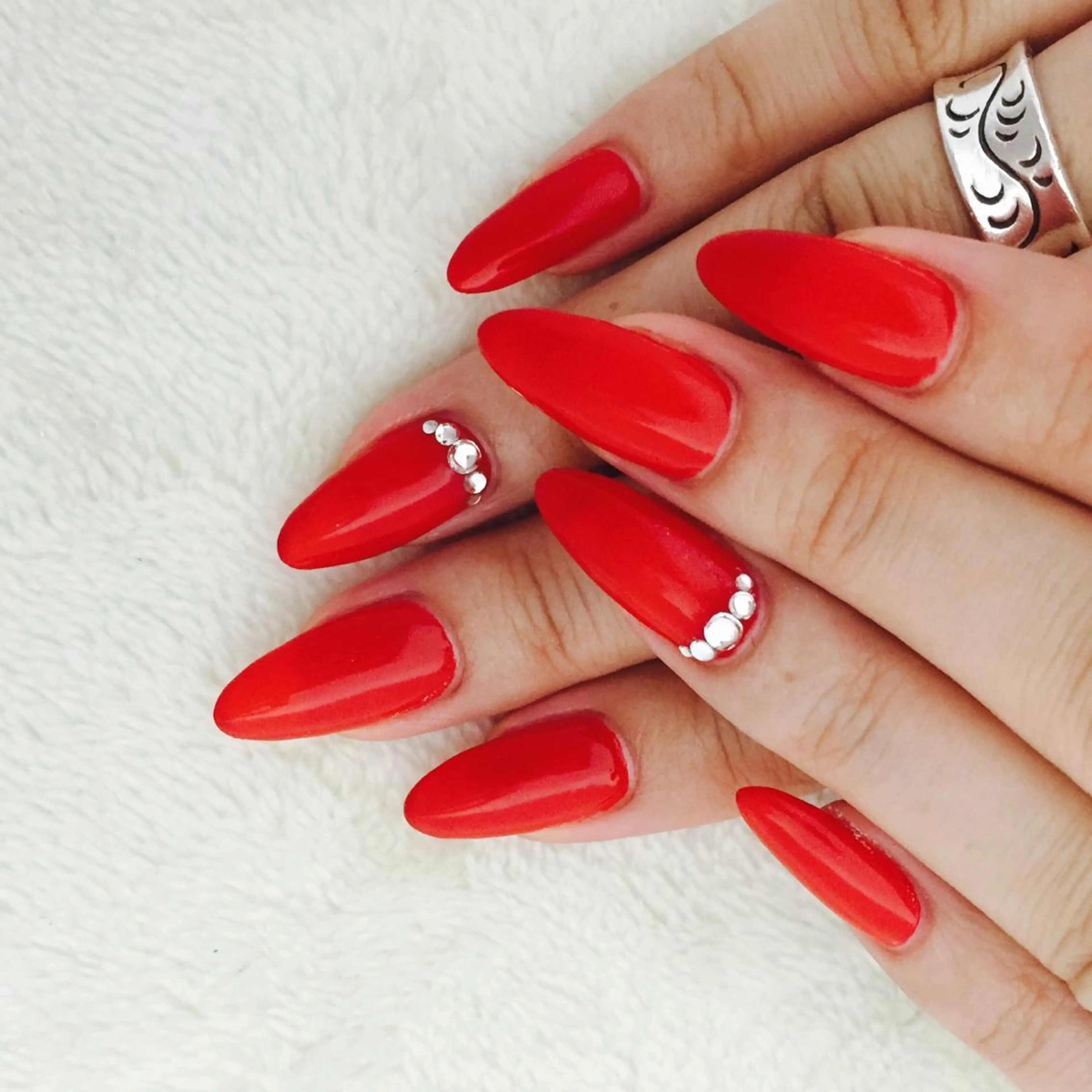 ネイル ワンカラーネイル ストーンネイル Sympa 𝓜iwako🐰ᩚのネイルデザイン