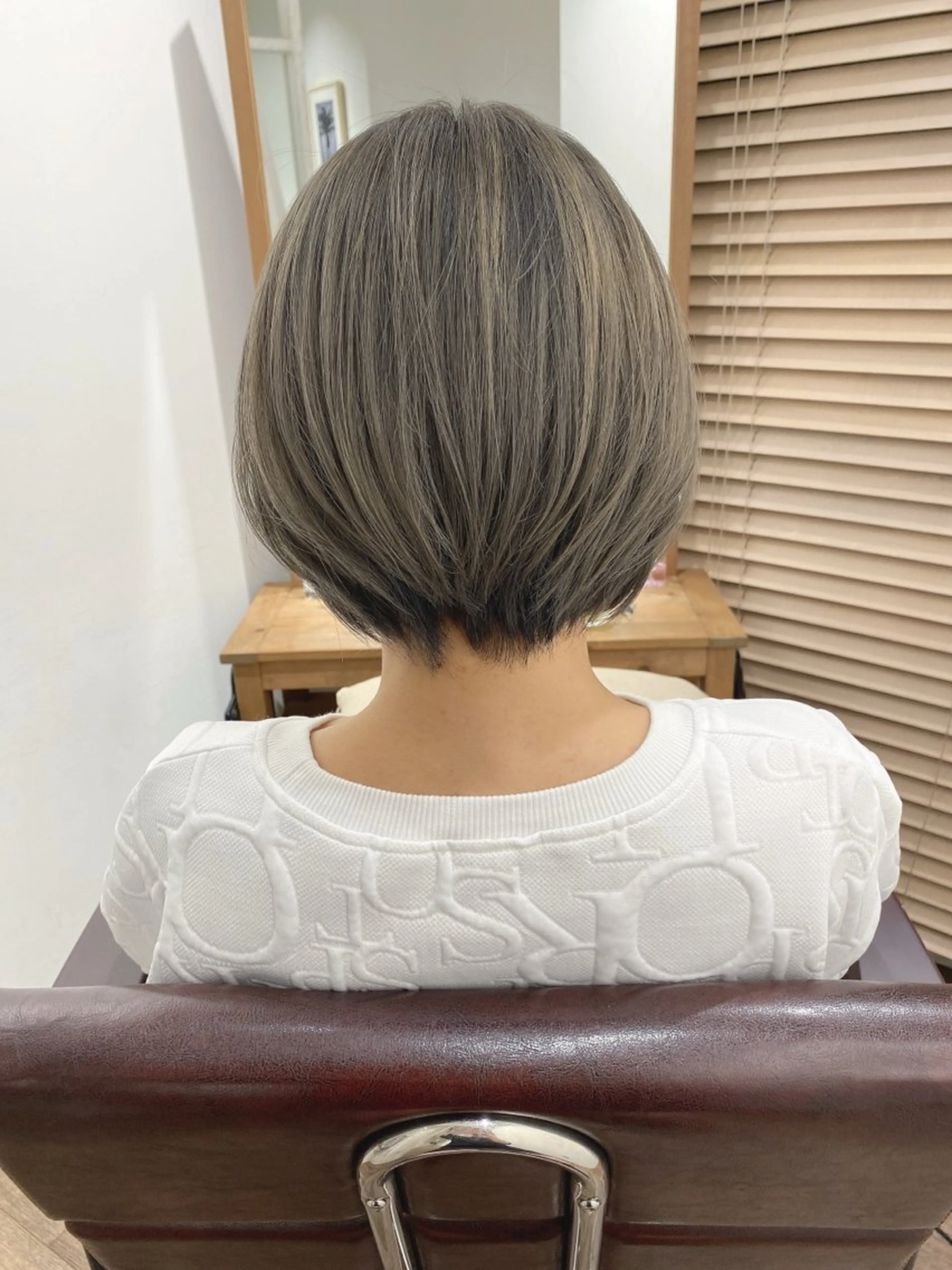 ショート カラー ブリーチ グレージュ ハイライト⭐️上野 高広のヘアスタイル