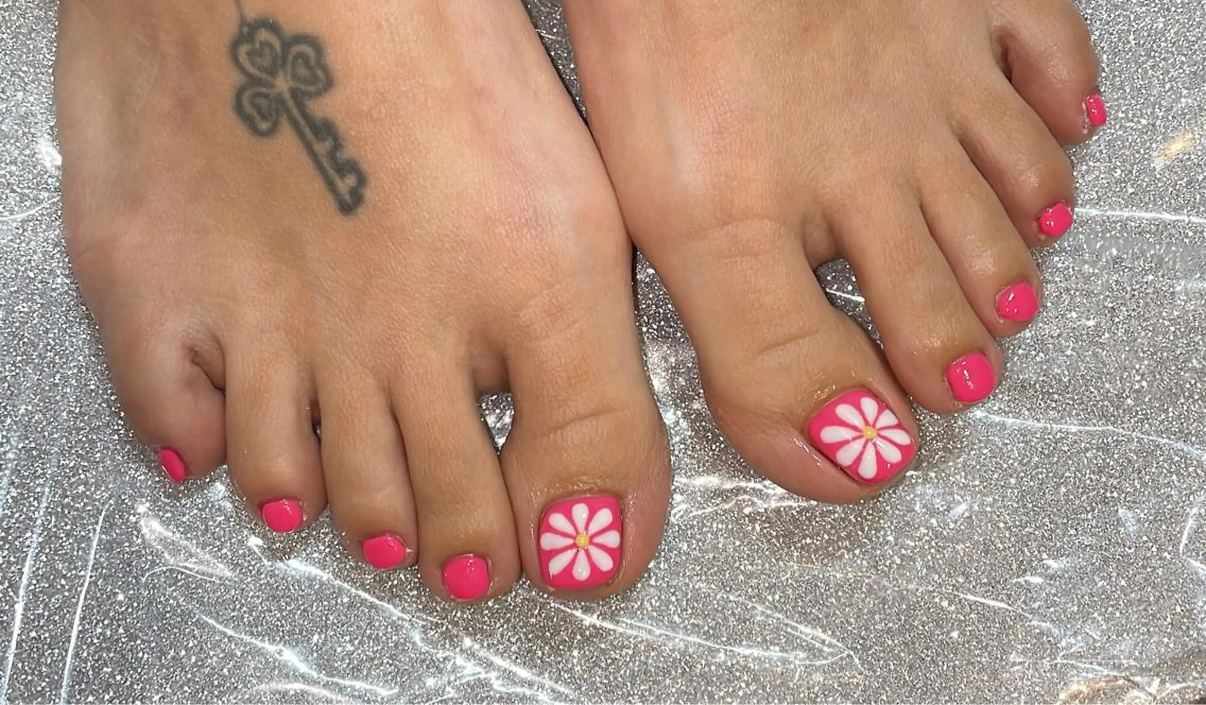 ネイル フットネイル VIERU 🌈🎀💖のネイルデザイン