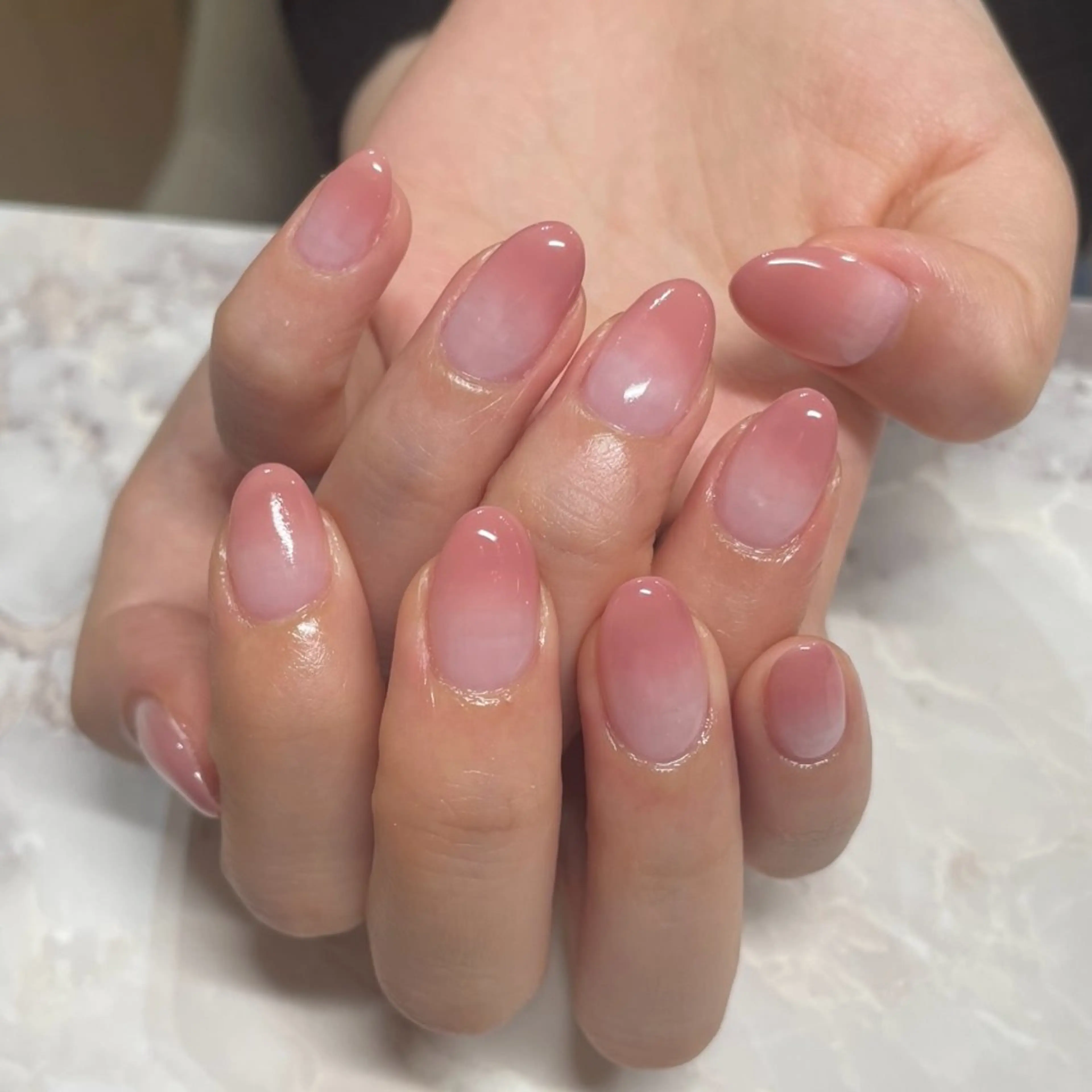 ネイル グラデーション ピンク ピンクベージュ ハンドネイル 🦋hana / nail / AOのネイルデザイン
