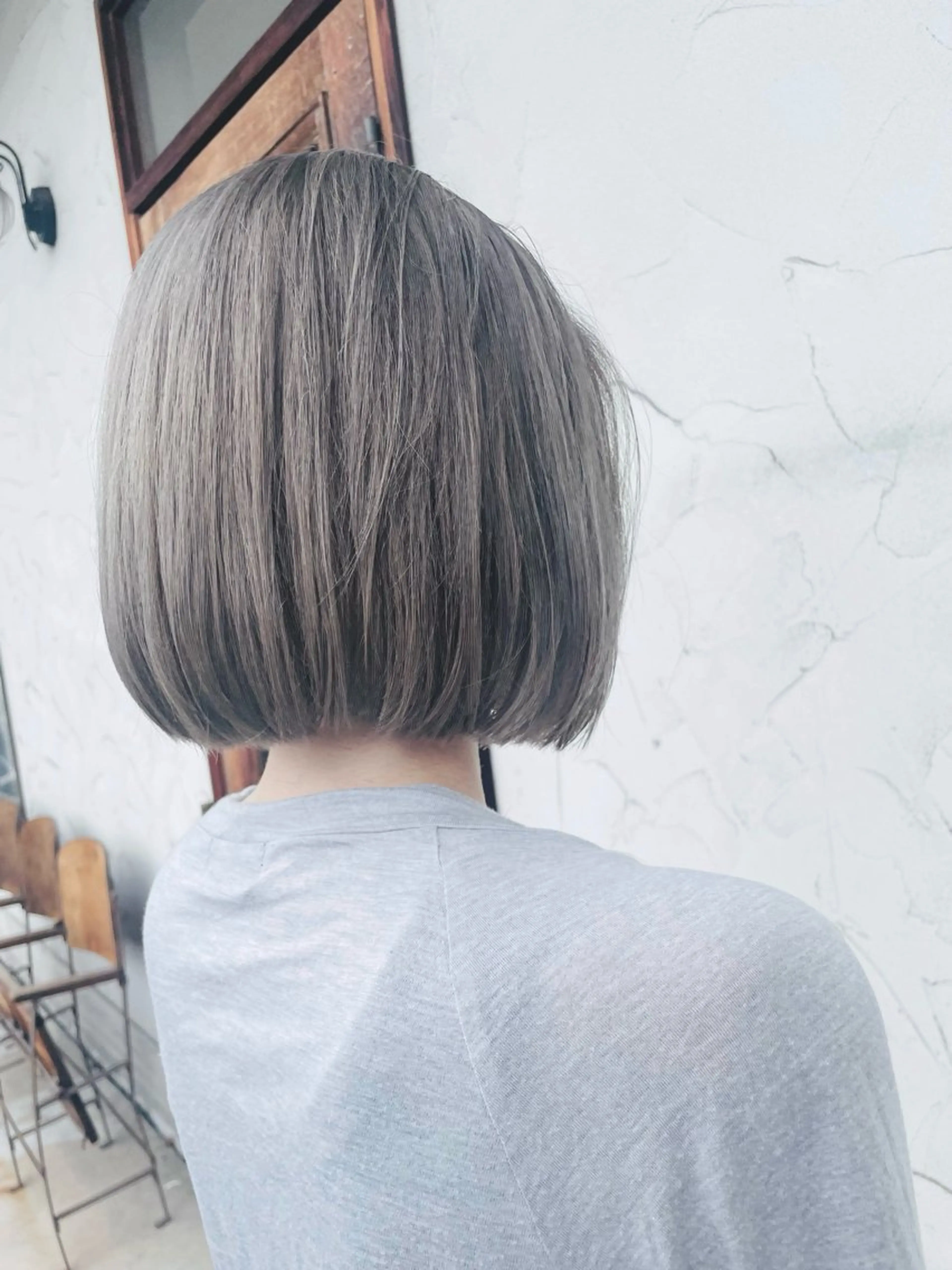 ミディアム カラー ベージュカラー ブリーチ シルバー シルバーベージュ ボブ ヘアカラー 尾崎 弘和のヘアスタイル