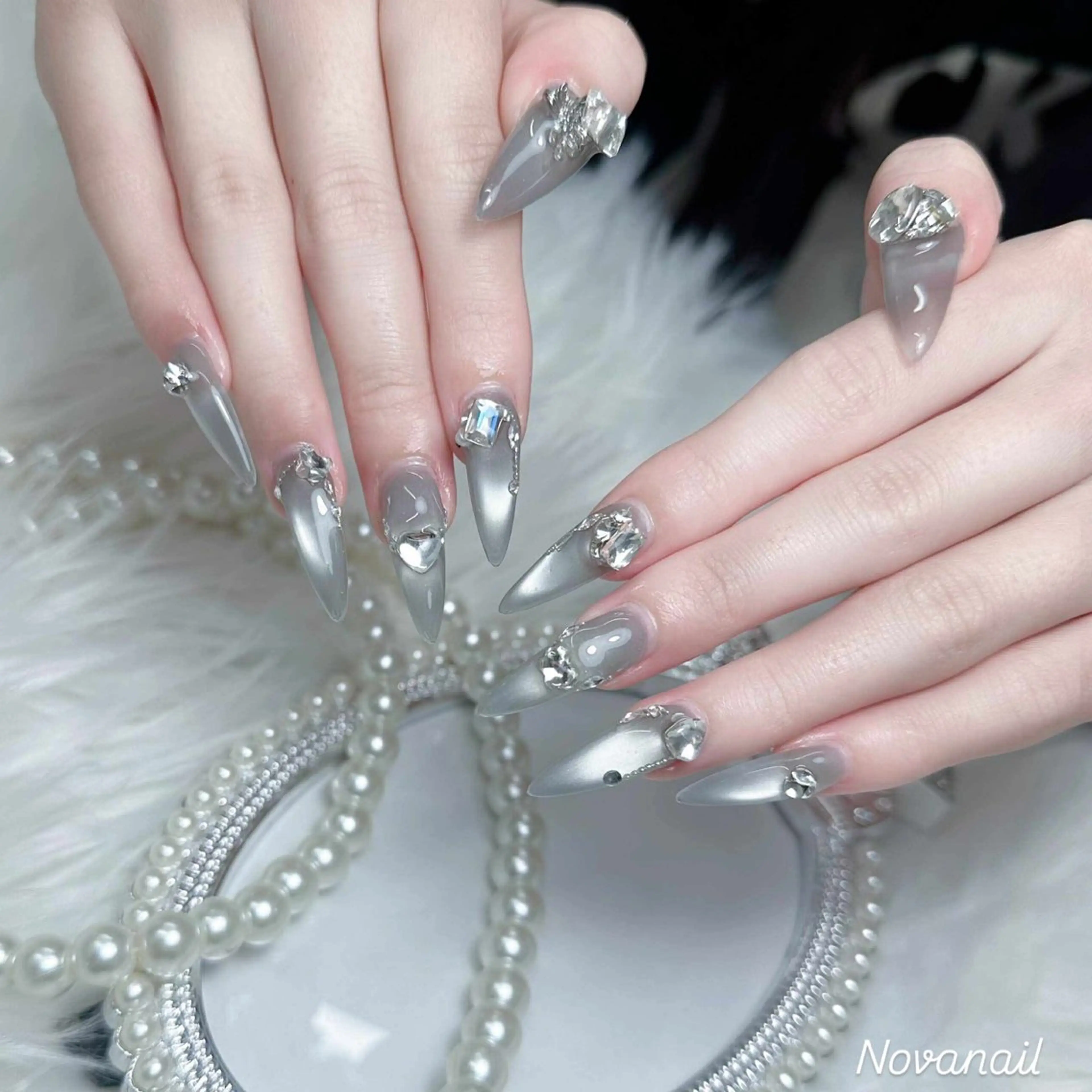 ネイル アートネイル ジェルネイル キラキラネイル ニュアンスネイル 冬ネイル ハンドネイル ハンドケア Nova Nail Nambaのネイルデザイン