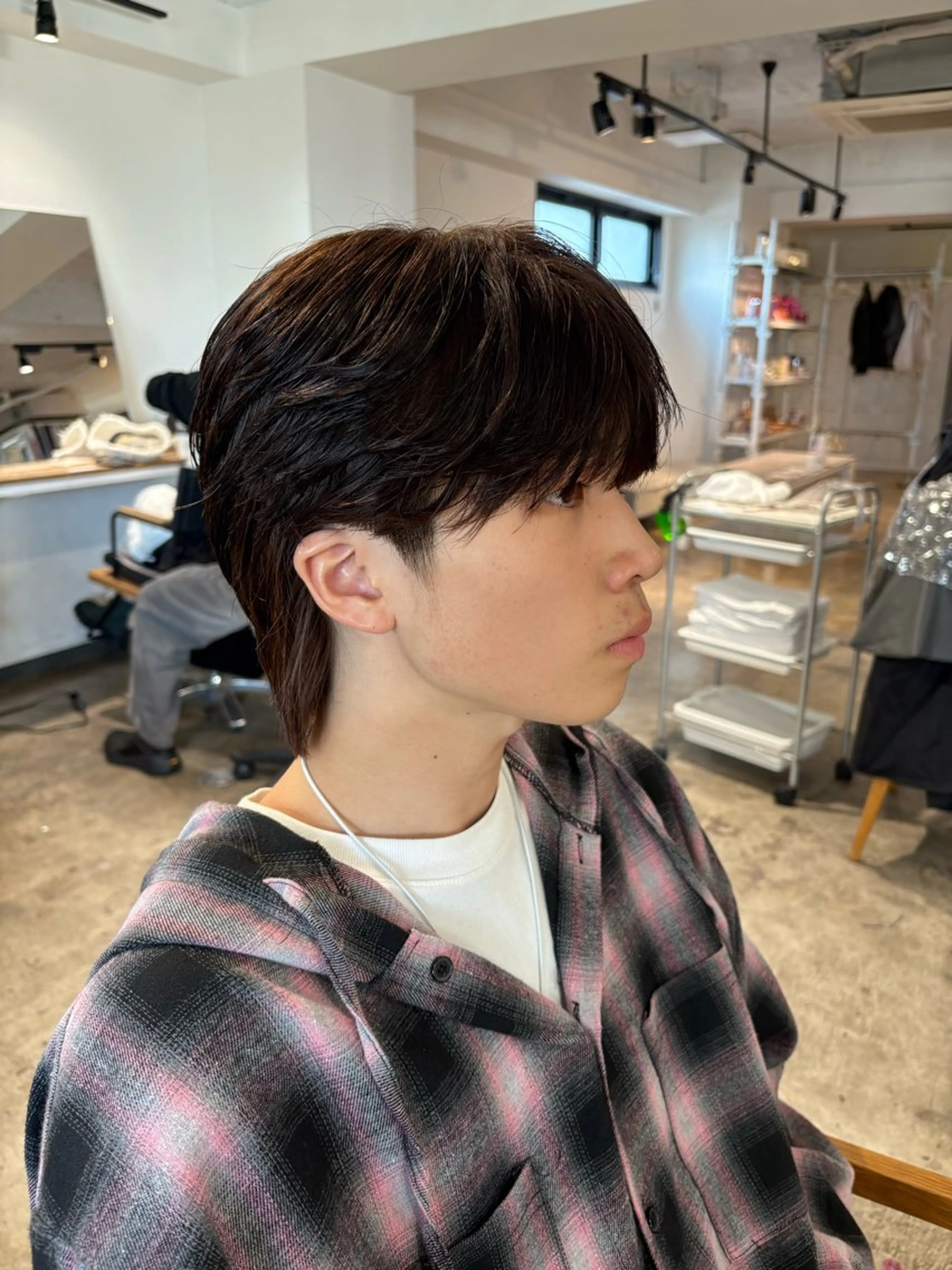 ショート カラー パーマ メンズ センターパート ダウンパーマ フェザーパーマ カルマパーマ メンズ韓国風 カット ヘアカラー トリートメント 名駅/フェザーパーマ 韓国ヘア/森岡のヘアスタイル