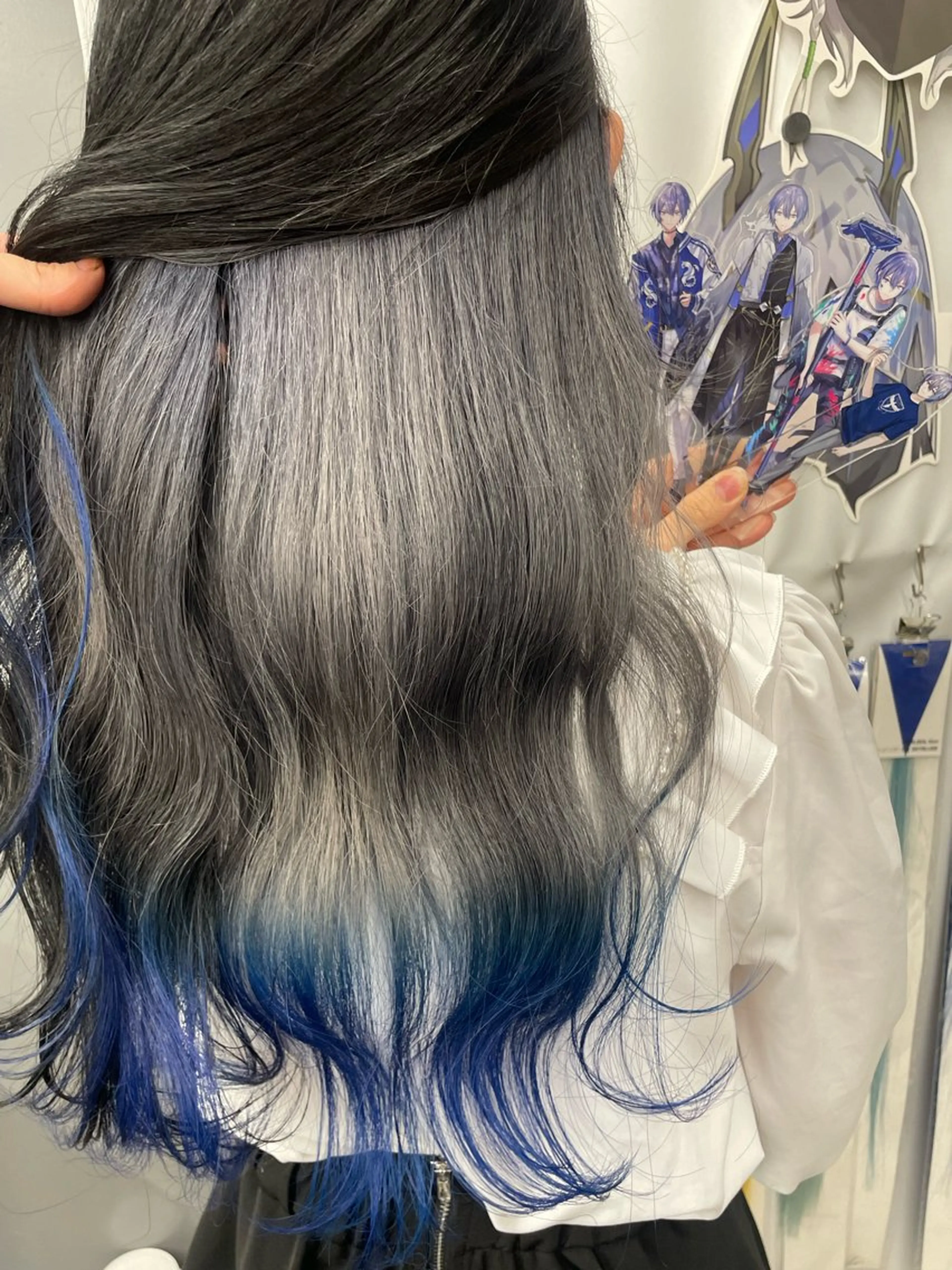 セミロング カラー ブリーチ ブルーカラー ケアブリーチ インナーカラー シルバー ヘアカラー インナーカラー 推し ブリーチ  髪質改善のヘアスタイル