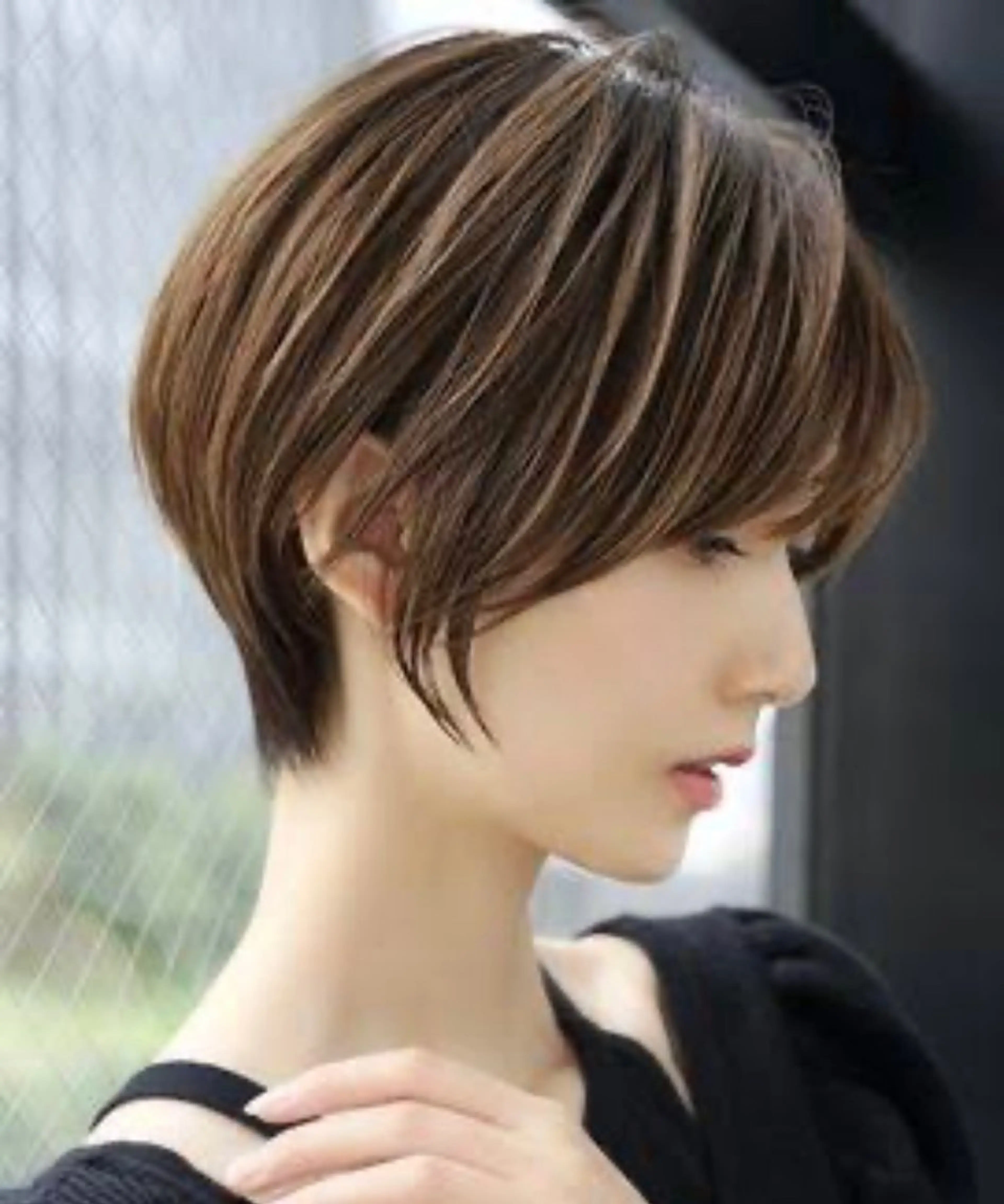 ショート ブリーチカラー/ブロ ンドレイヤーカットのヘアスタイル