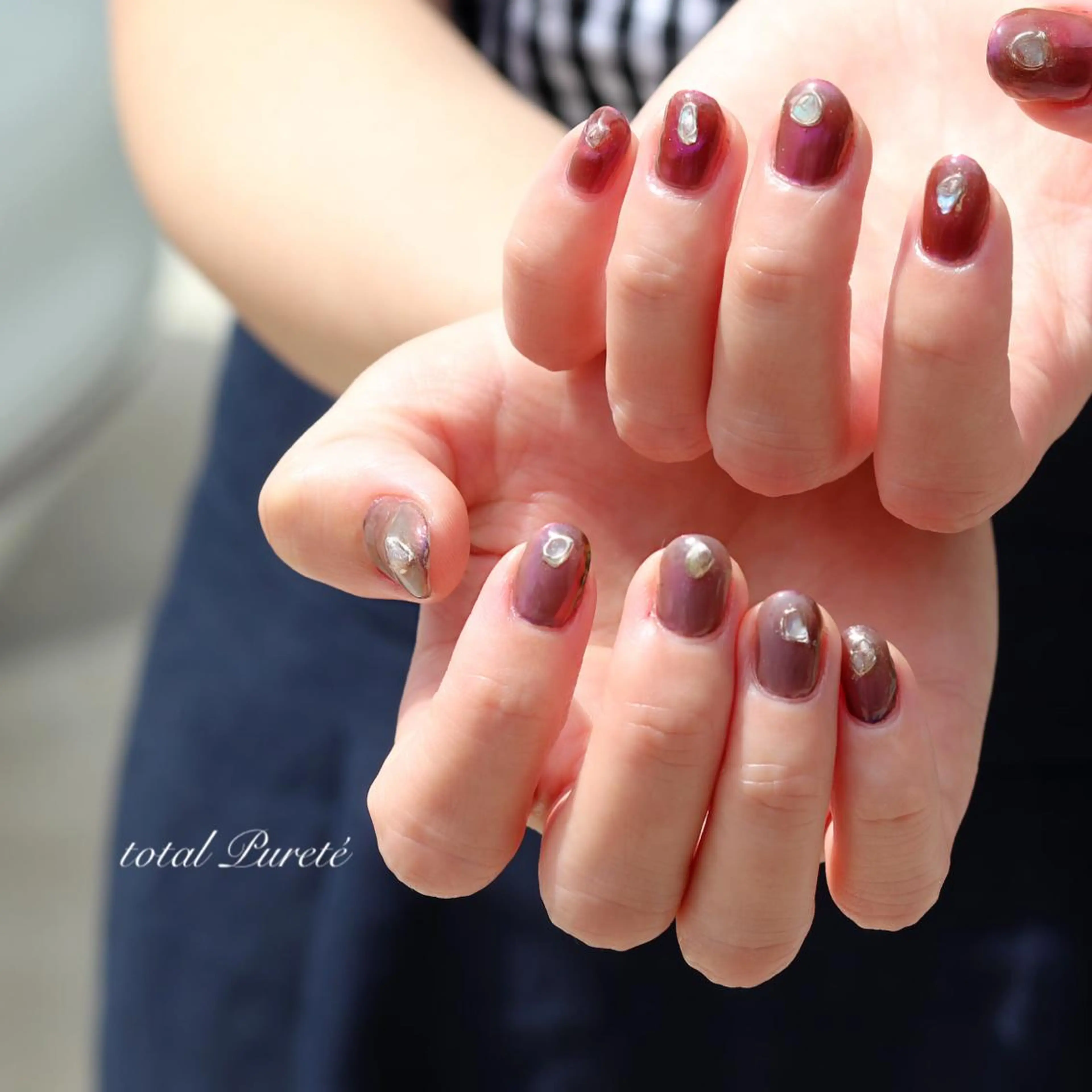 ネイル ミラーネイル ぷっくりネイル パープル ハンドネイル nailsalon Puretéのネイルデザイン