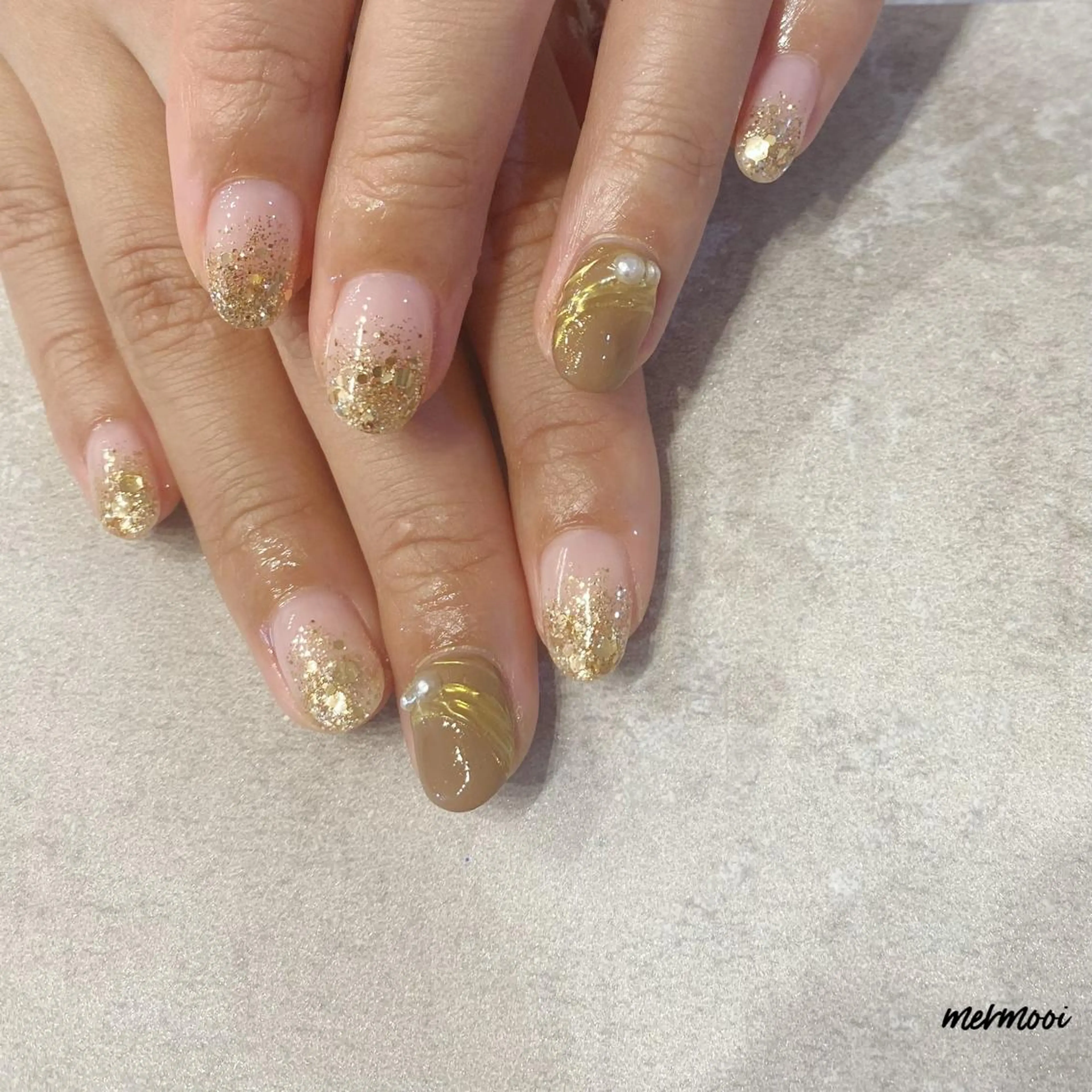 ネイル ジェルネイル ゴールド ラメ(グリッター) ラメグラデーション ミラーネイル ハンドネイル melumooi nailのネイルデザイン
