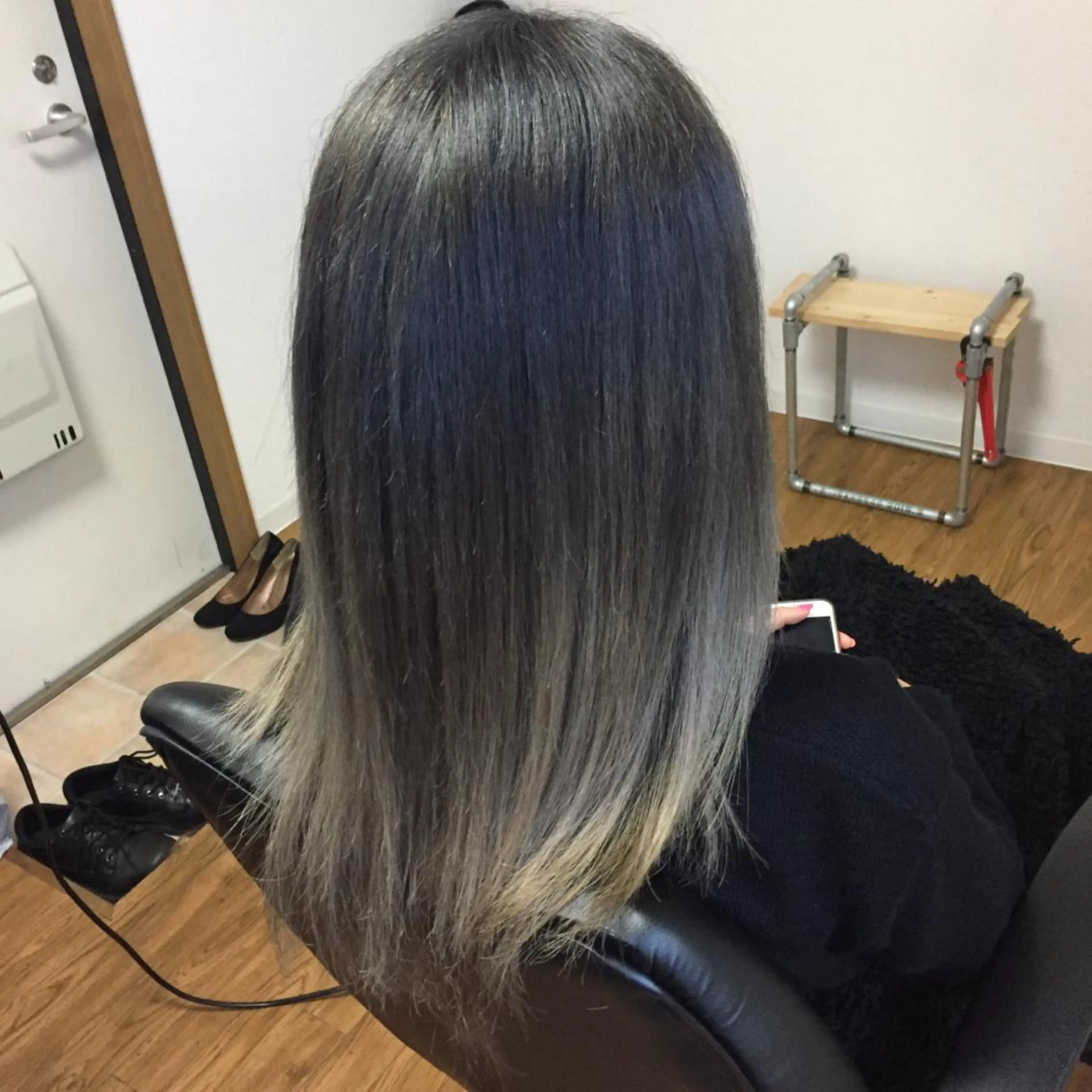 セミロング カラー ブリーチ グラデーションカラー シルバー じょん 。のヘアスタイル