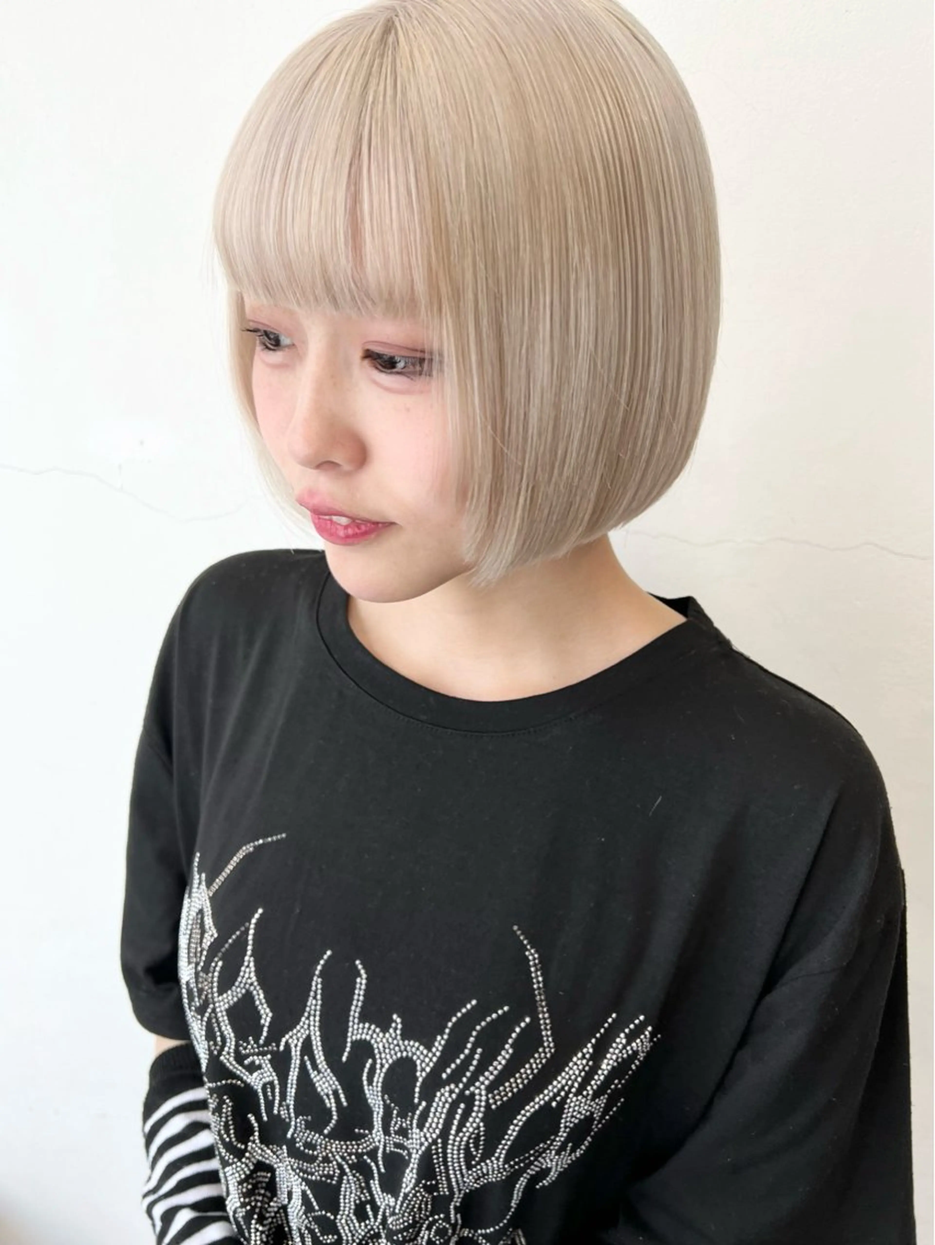 ショート カラー 切りっぱなしボブ ショートボブ アッシュ ベージュカラー ブリーチ カット ヘアカラー トリートメント HARU//原宿🤍 リピート率NO.1のヘアスタイル