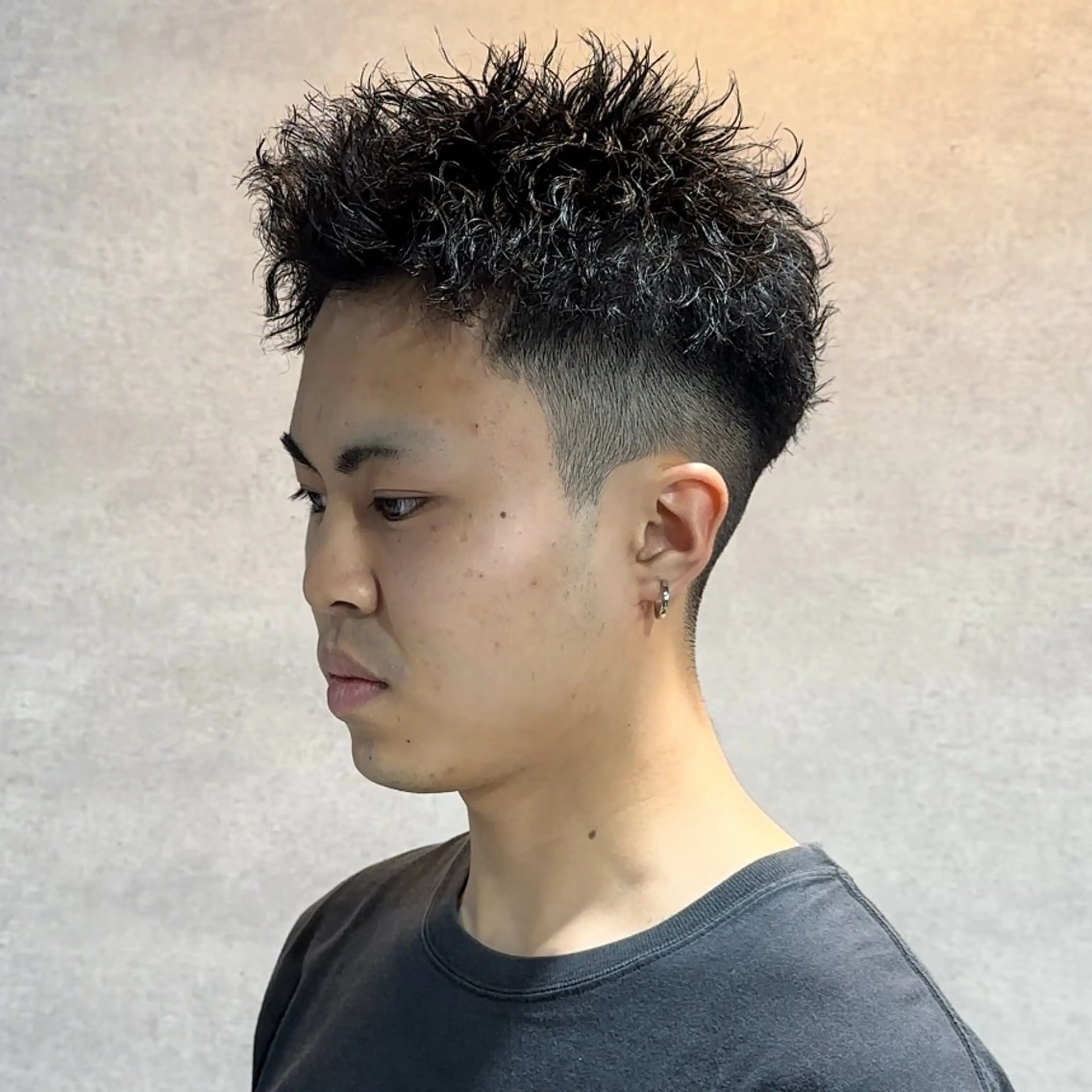 ショート パーマ メンズ センターパート メンズハイライト マッシュ メンズパーマ スペインカール ✂️メンズカット ひろき✂️のヘアスタイル