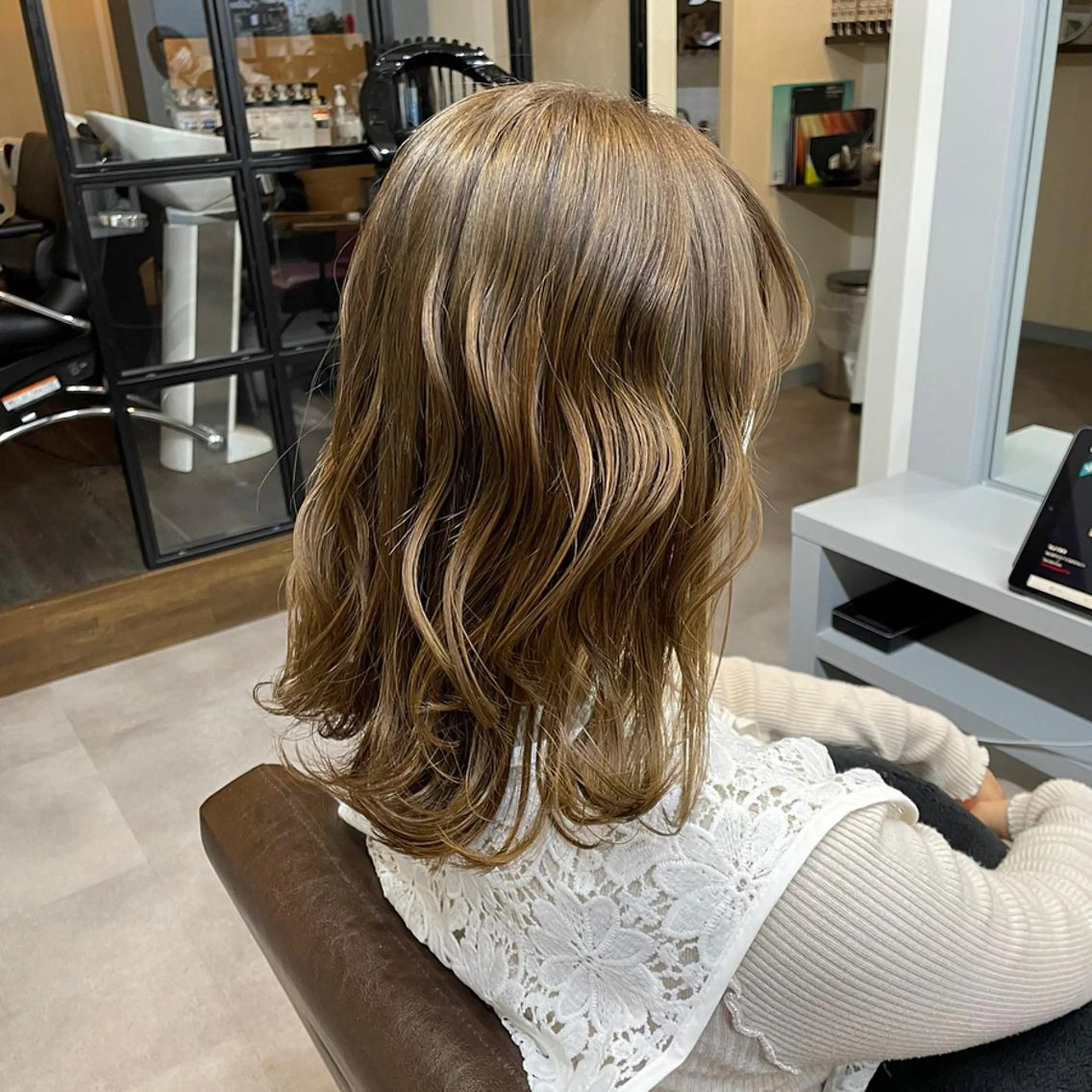 セミロング カラー ベージュカラー ブリーチ グレージュ monami 山本華菜のヘアスタイル