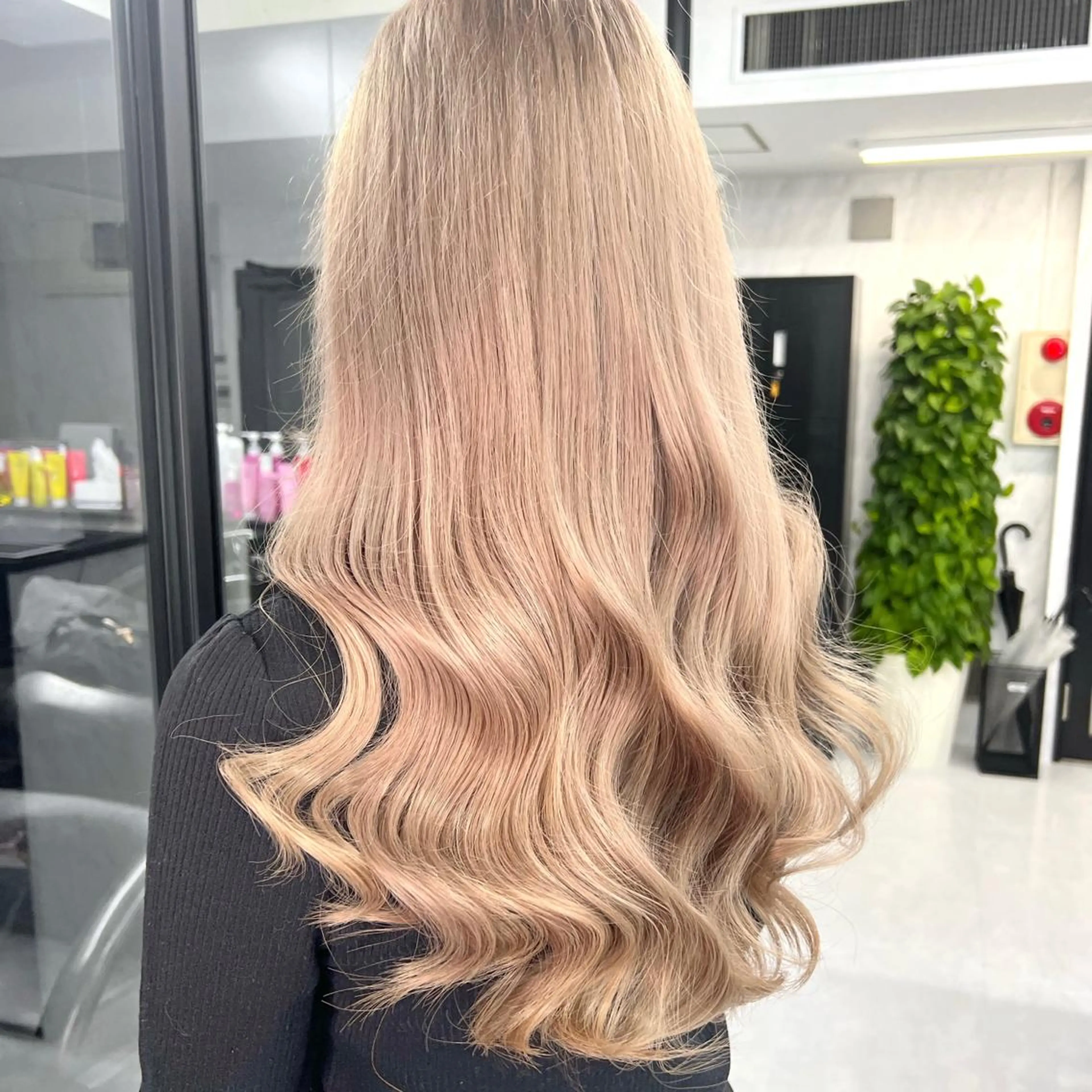 ロング カラー シールエクステ ハイトーンカラー エクステ ヘアカラー シールエクステ特化 ハイトーン、NANAのヘアスタイル