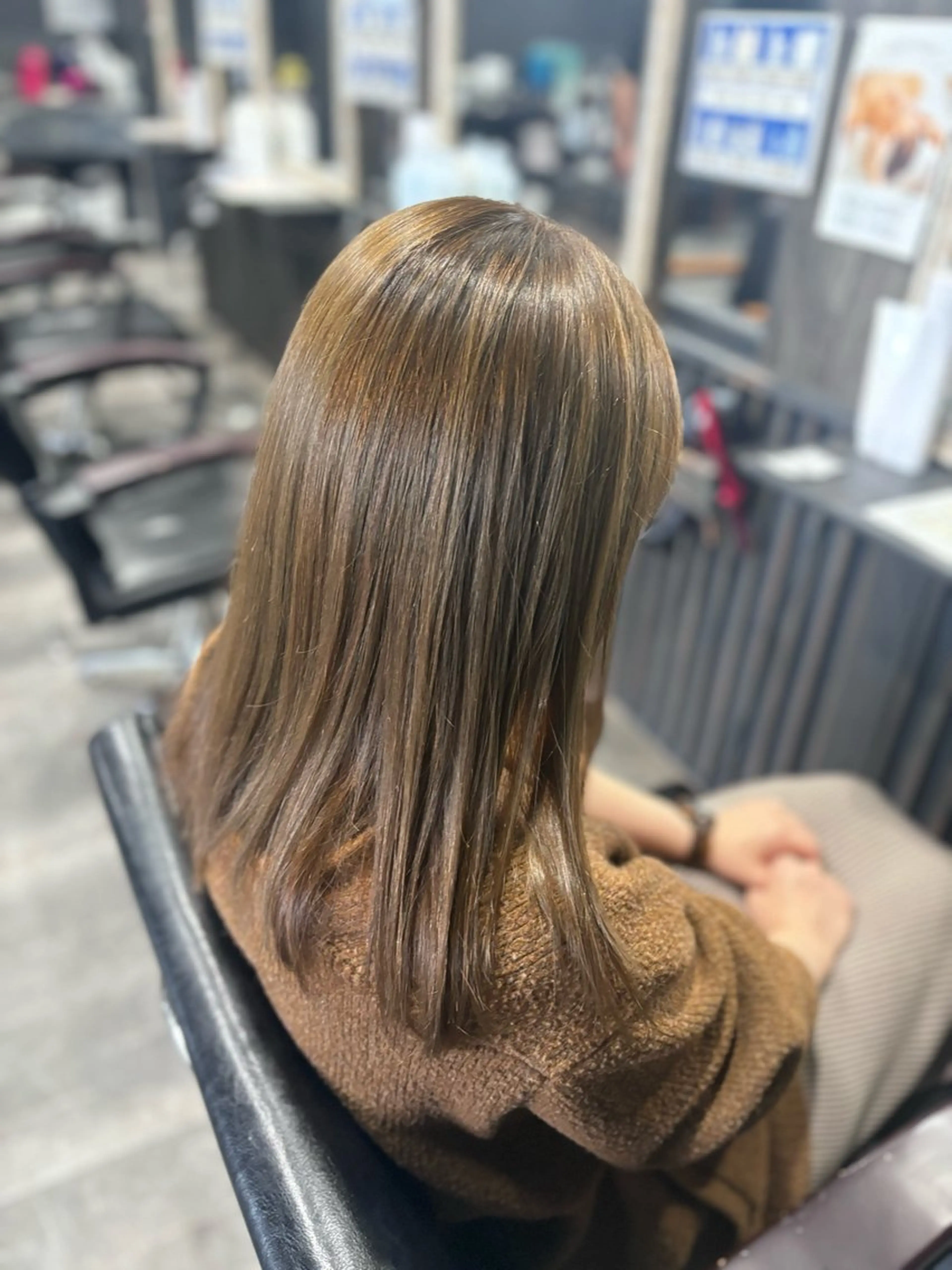 ミディアム レイヤーカット カット ヘアカラー トリートメント 安田 恵のヘアスタイル