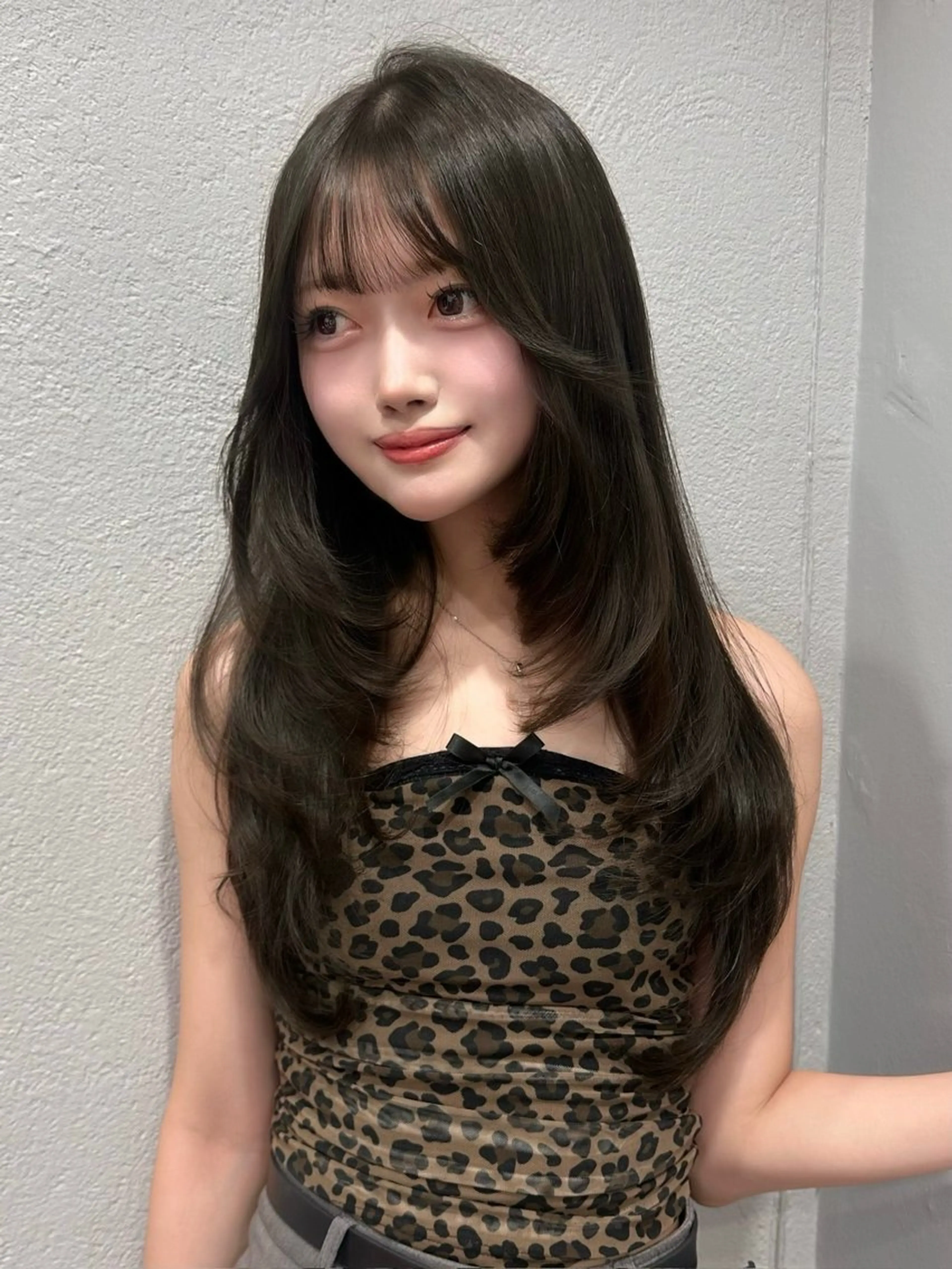 ロング カラー 透明感カラー オリーブカラー 顔周りカット カット ヘアカラー 𝑴𝑶𝑲𝑨渋谷 トレンド韓国ヘア🩷のヘアスタイル