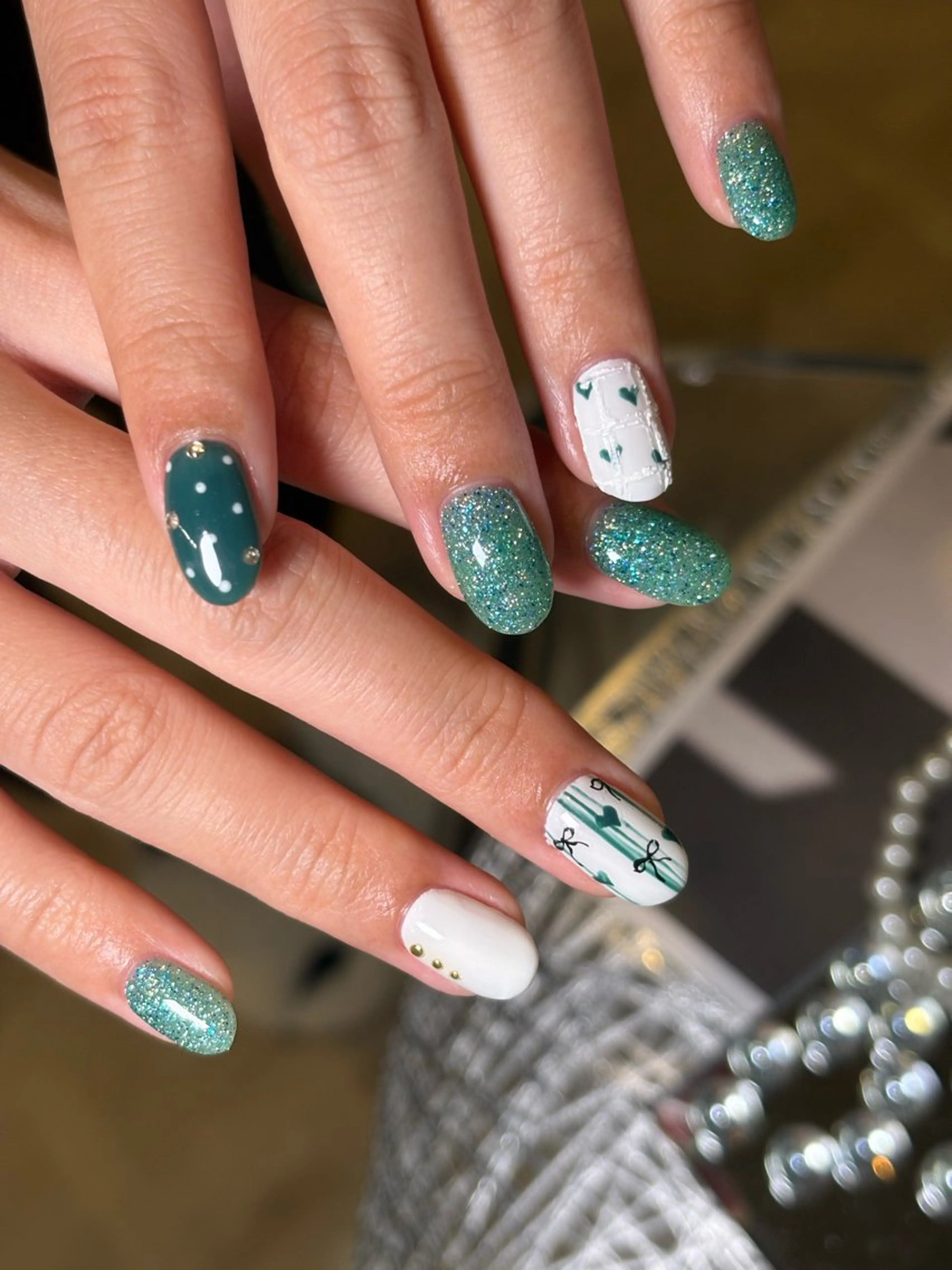 ネイル グリーン 赤色 ハンドネイル .8 HAREのネイルデザイン