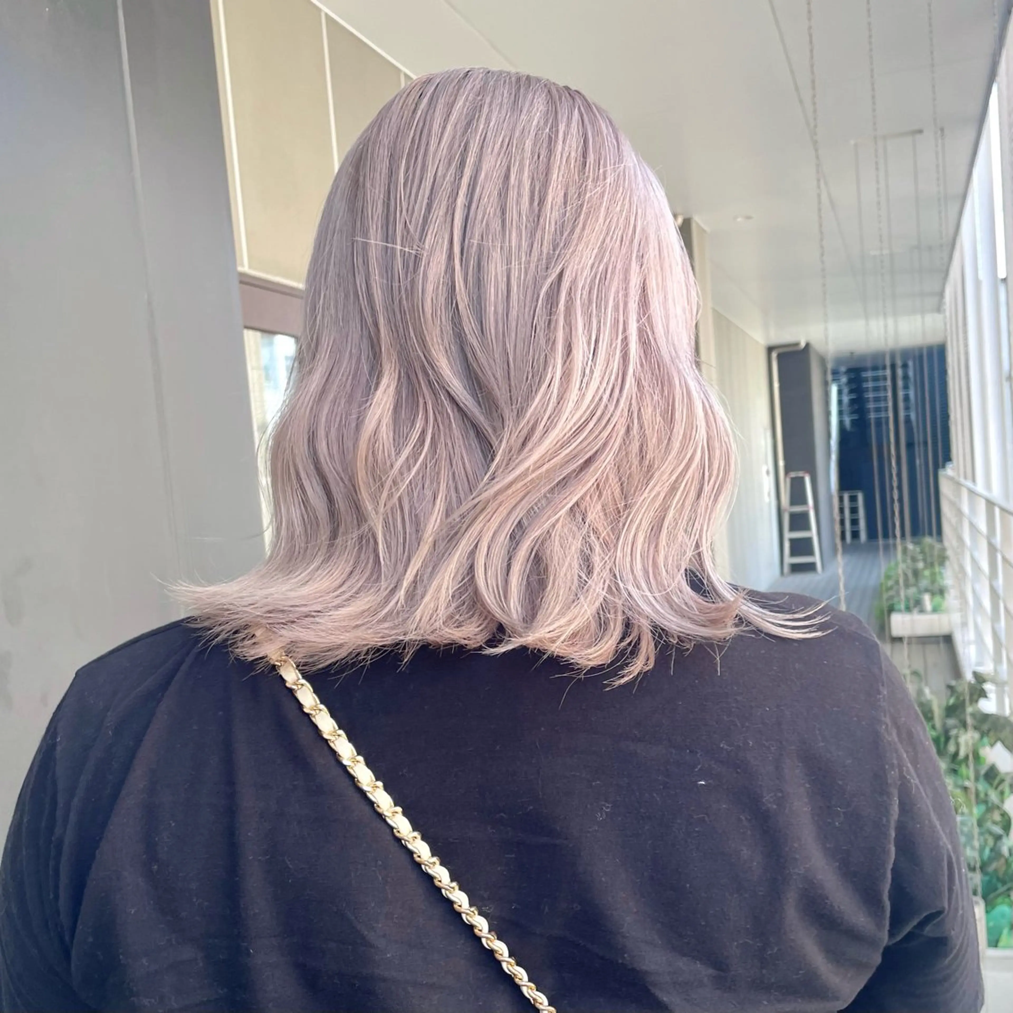 ミディアム カラー ヘアアレンジ ブリーチ ブロンド ホワイトブロンド ヘアカラー トリートメント 青髪特化🩵 ダブルカラーのヘアスタイル