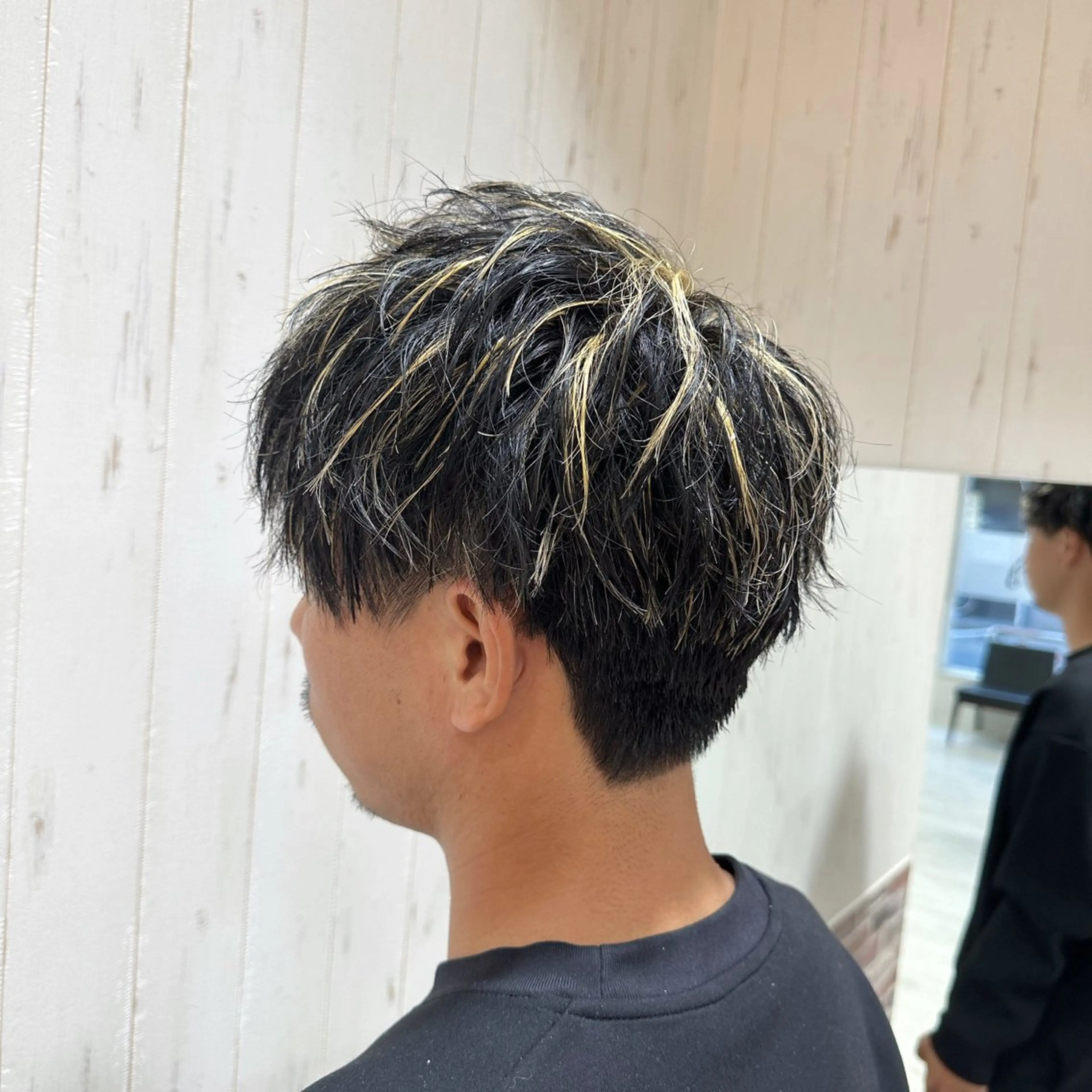 ミディアム カラー パーマ メンズ ミディアムパーマ メンズブリーチ ダウンパーマ メンズハイライト メンズインナーカラー パーマ 中嶋 紘夢のヘアスタイル