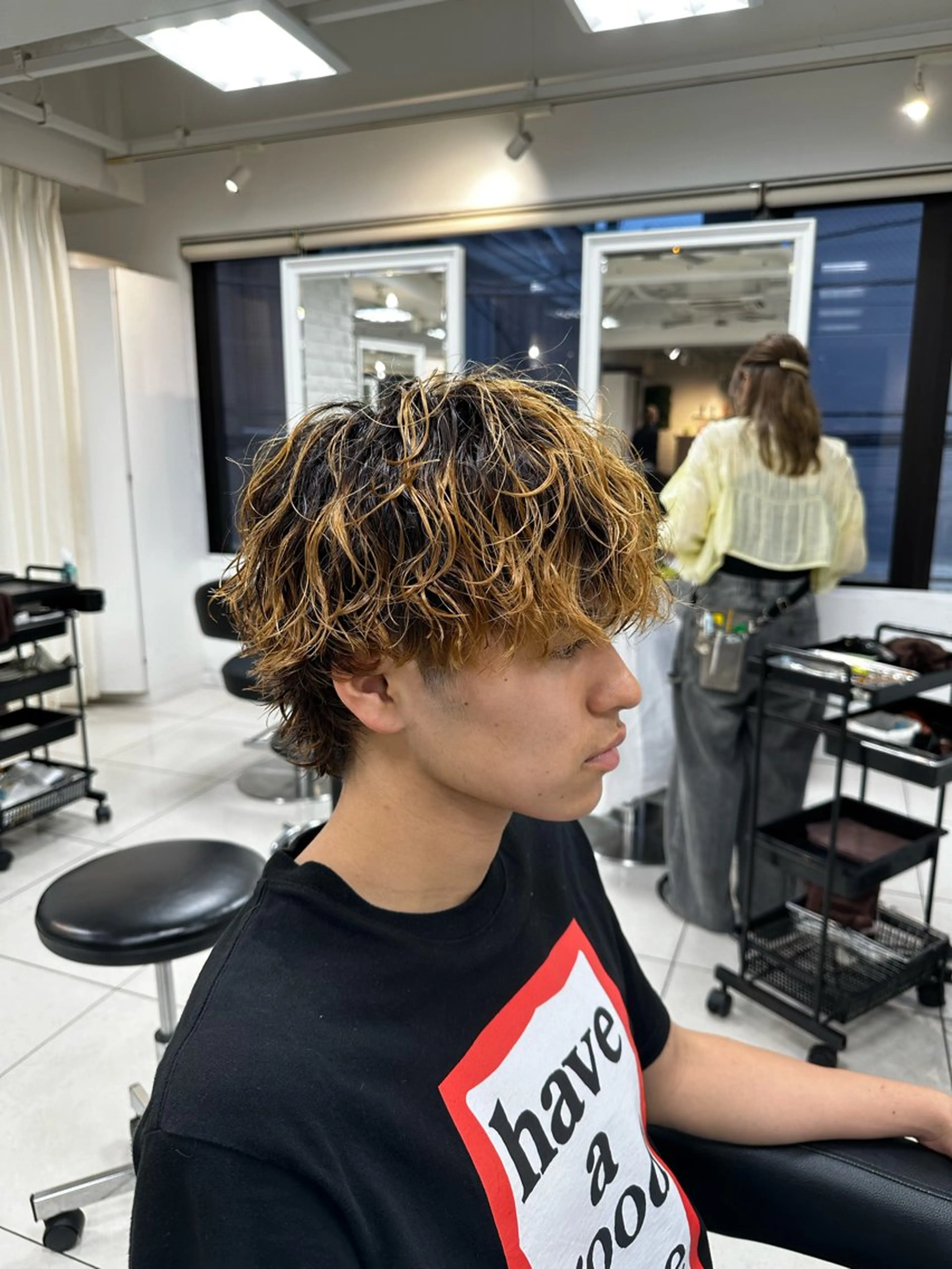 ショート パーマ メンズ メンズブリーチ メンズパーマ フェザーパーマ職人 🪶ryosukeのヘアスタイル