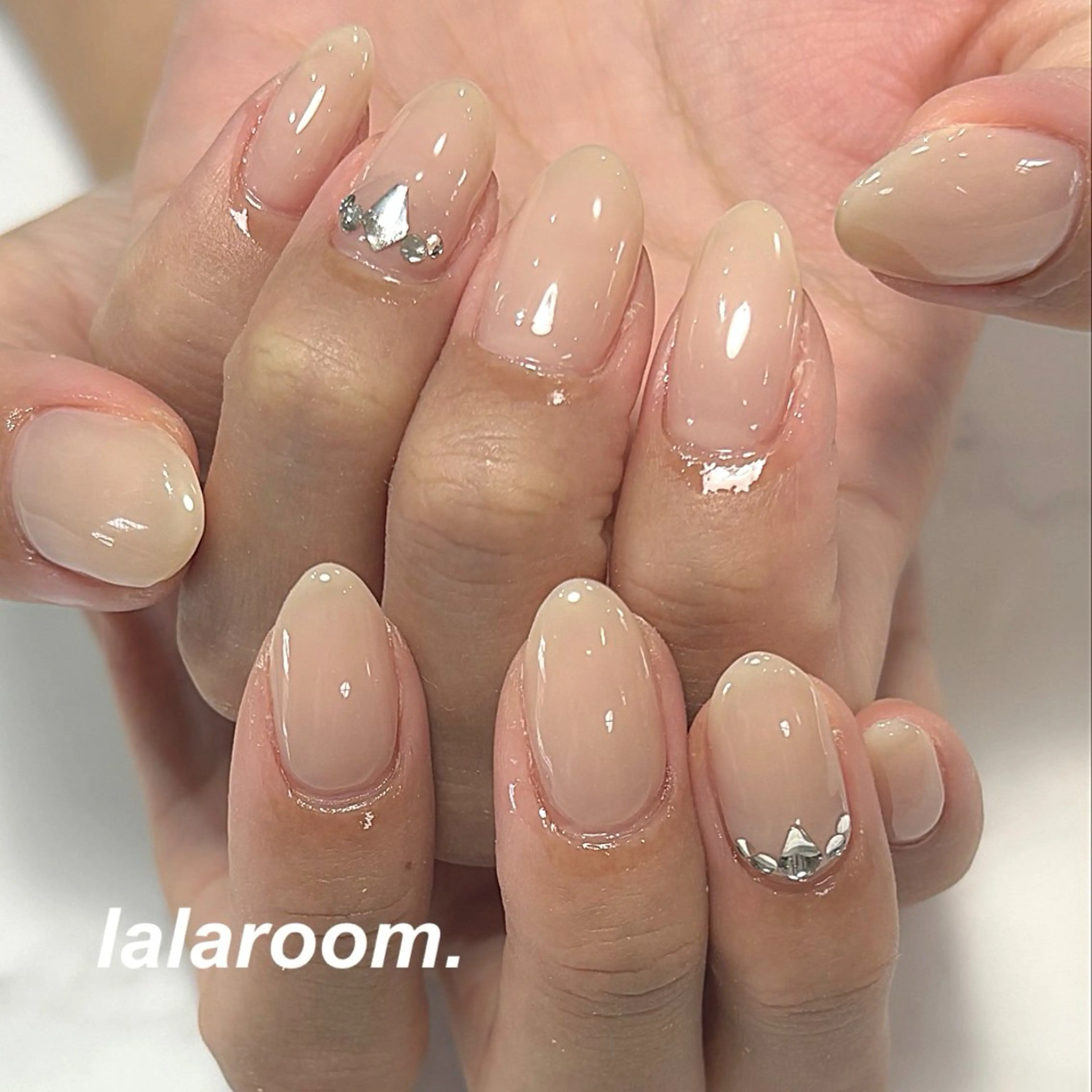 ネイル キラキラネイル マグネットネイル オフィスネイル ワンカラーネイル シンプルネイル ハンドネイル lala room.のネイルデザイン