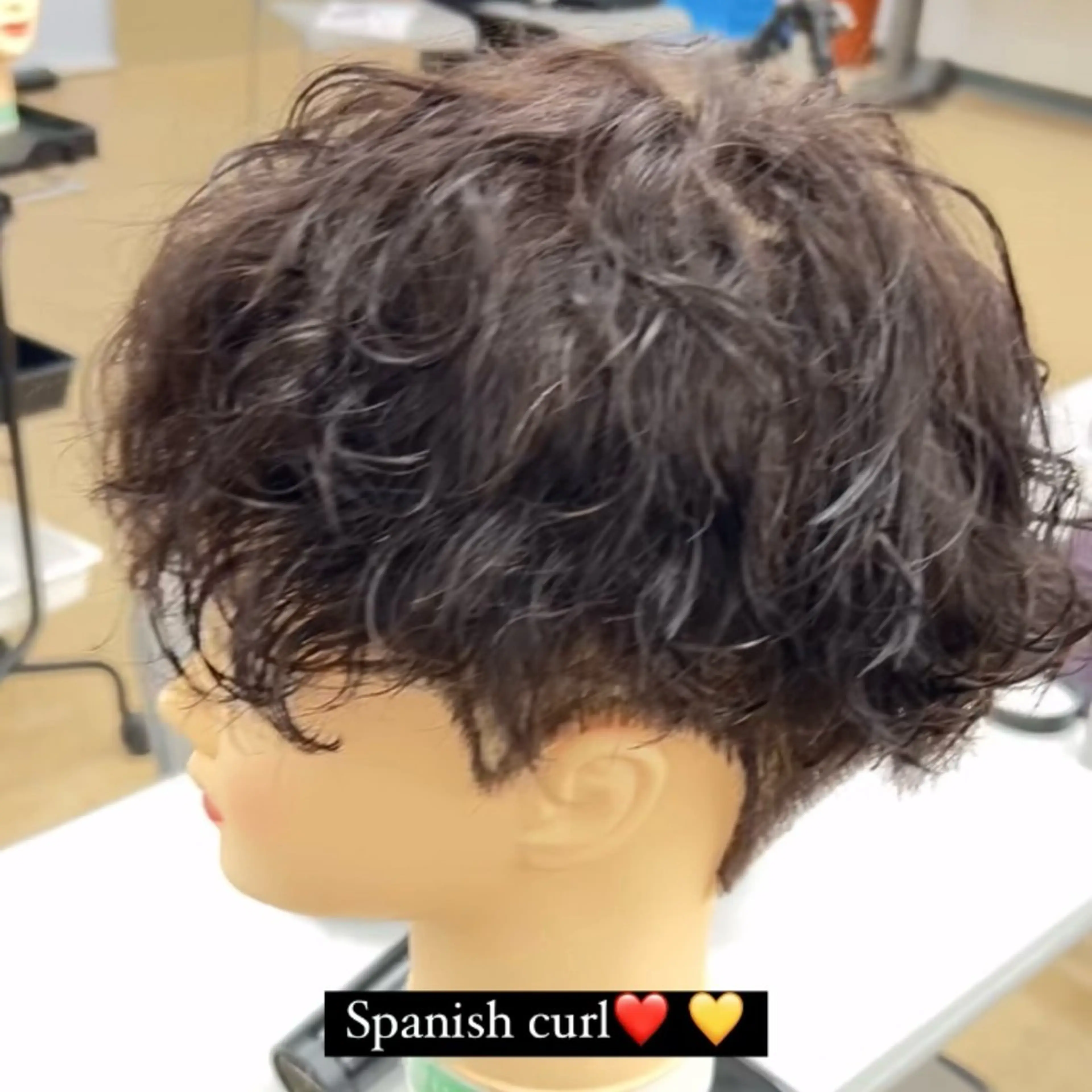 パーマ メンズ 保科 椎奈のヘアスタイル