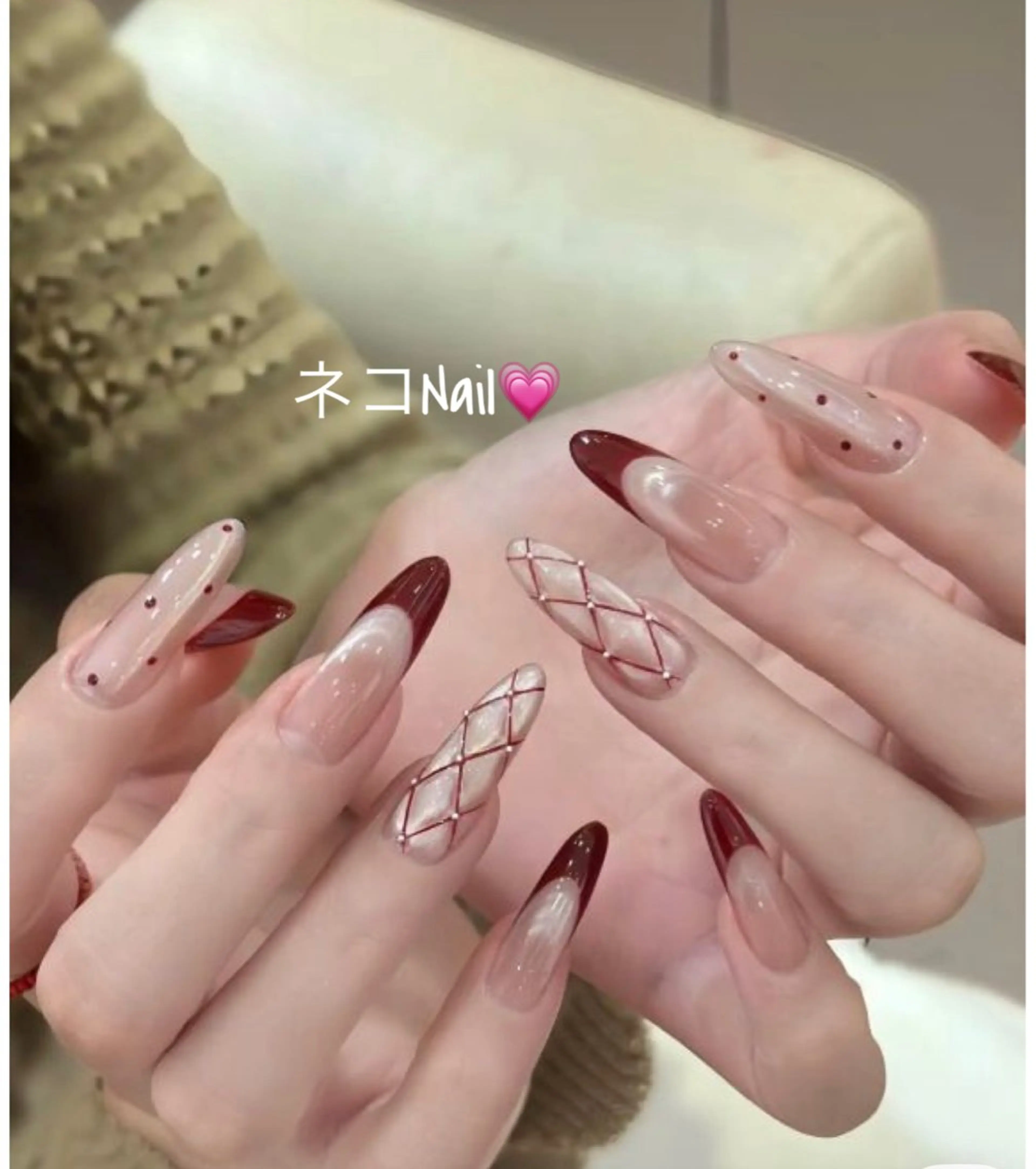 ネイル フレンチネイル ラメ(グリッター) ストーンネイル ワンホンネイル ハンドネイル ネコ Nailのネイルデザイン