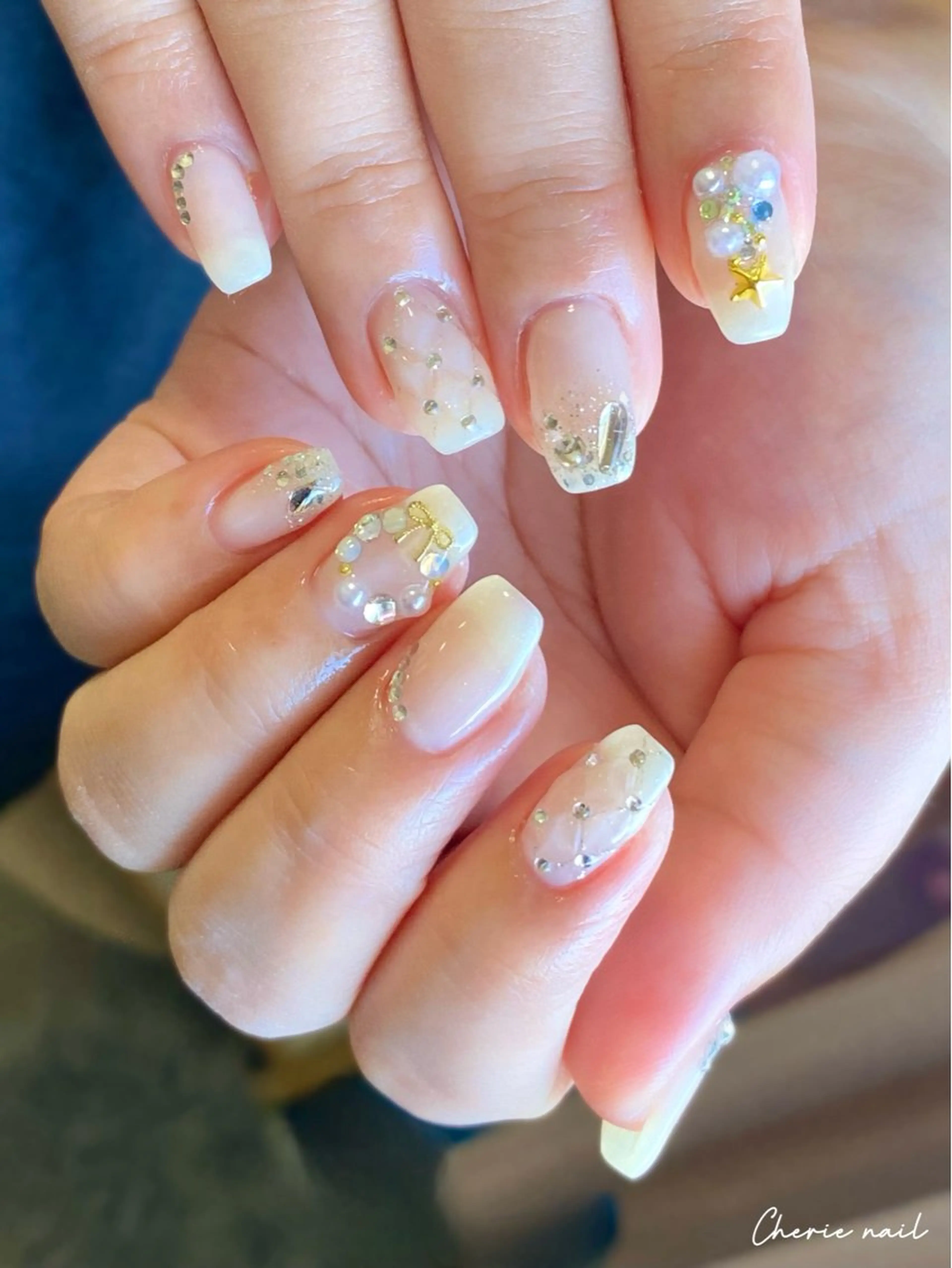 ネイル ジェルネイル ホワイト 冬ネイル クリスマス ハンドネイル Cherienail yunaのネイルデザイン