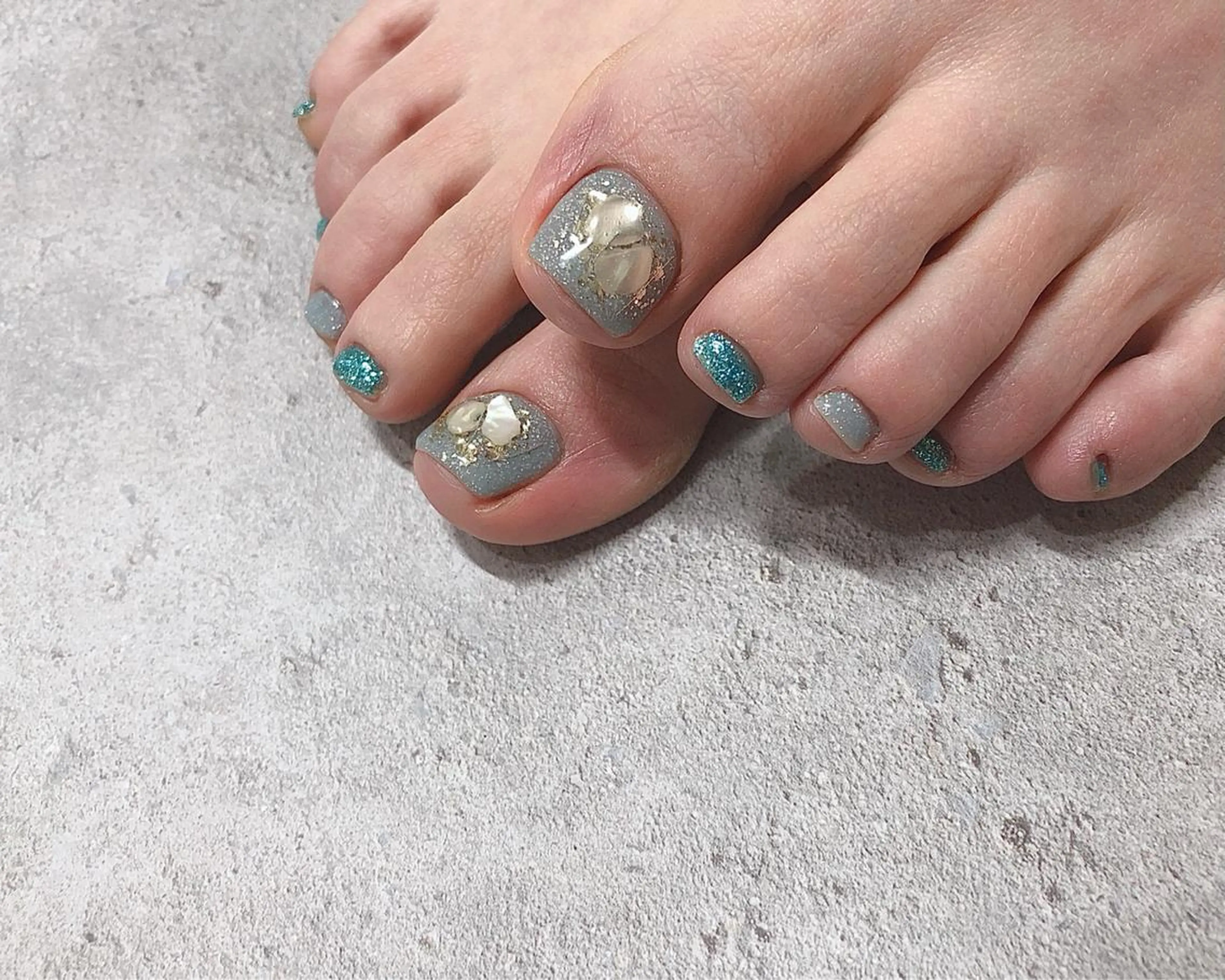 ネイル ラメ(グリッター) フットネイル saki_ nail heronのネイルデザイン