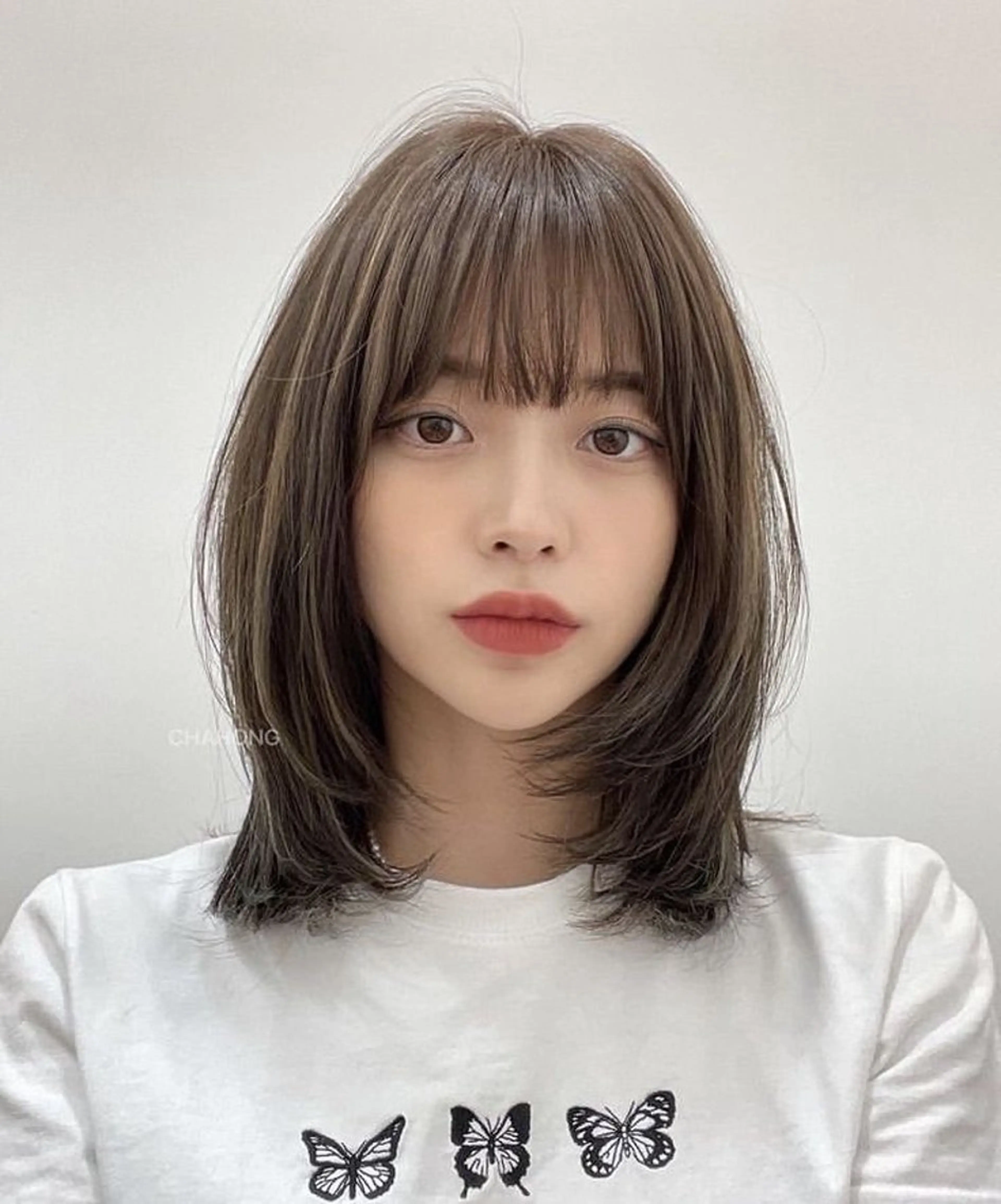 ミディアム カラー 曲がる縮毛矯正 センターパートのヘアスタイル