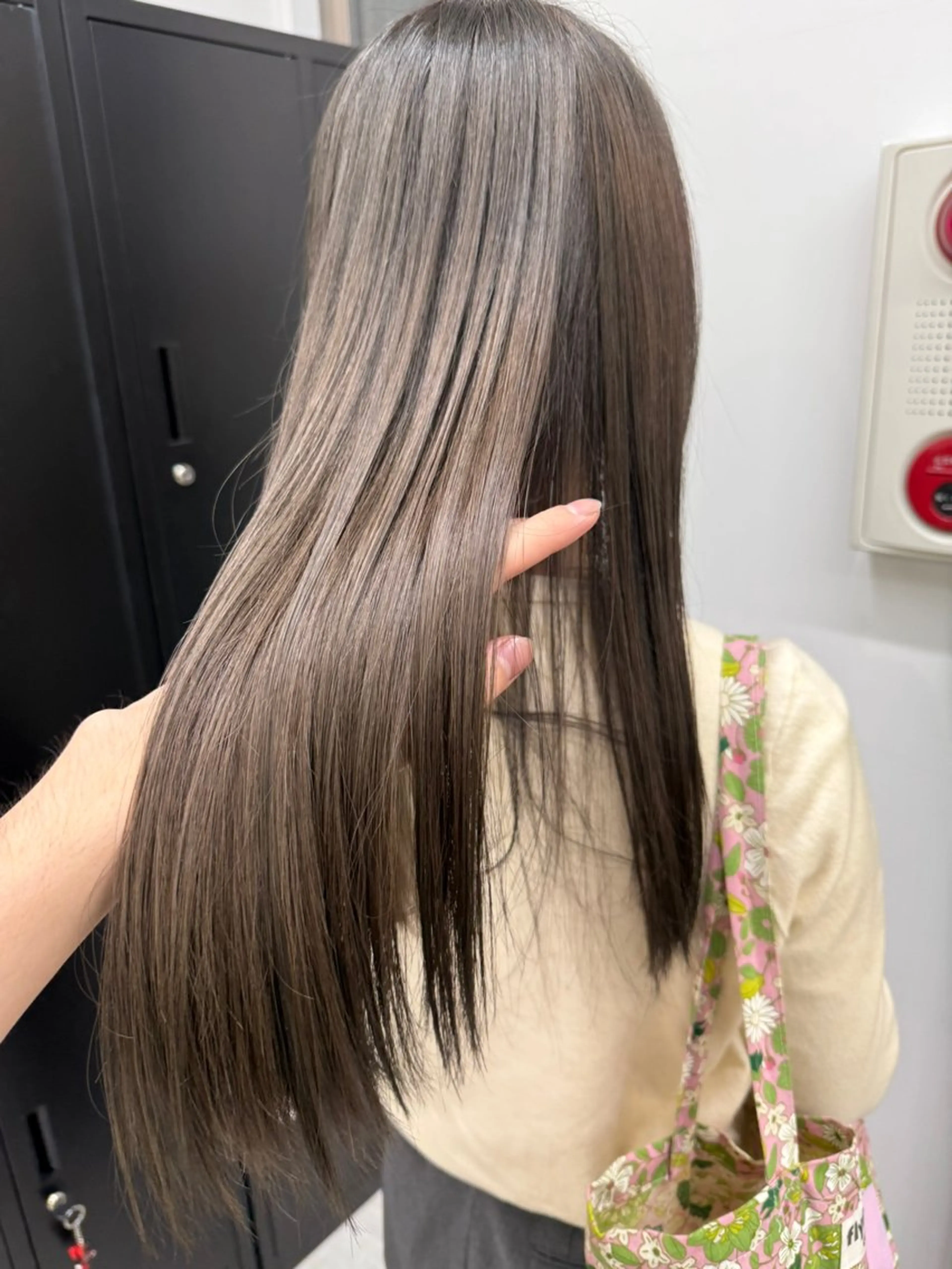 ロング カラー ロングレイヤー グレージュ レイヤーカット ロング トリートメント カット ヘアカラー トリートメント 國井 廉のヘアスタイル
