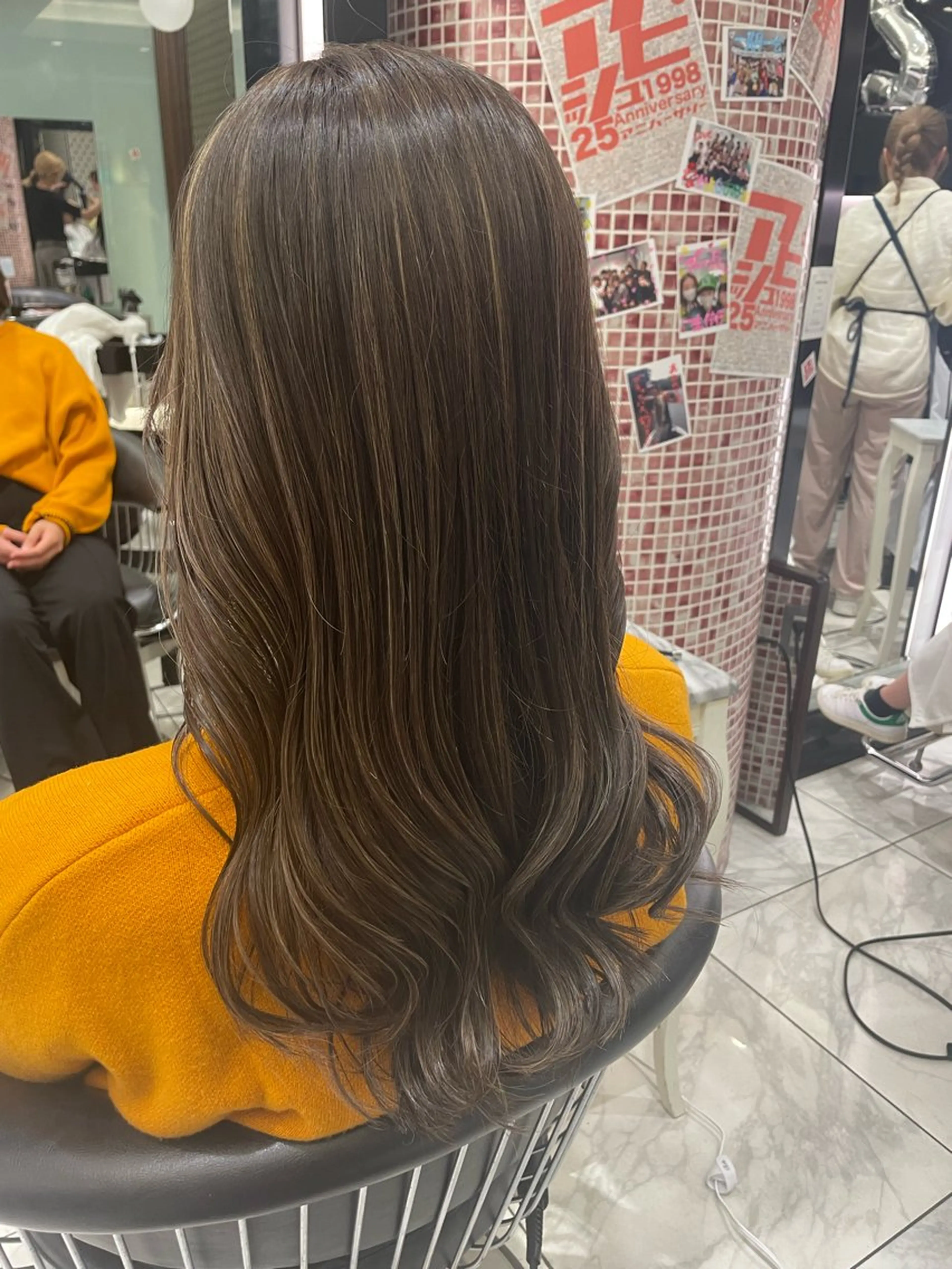 ロング カラー ハイライトカラー ハイライト ヘアカラー コテ巻きパーマ 藤野佑成のヘアスタイル