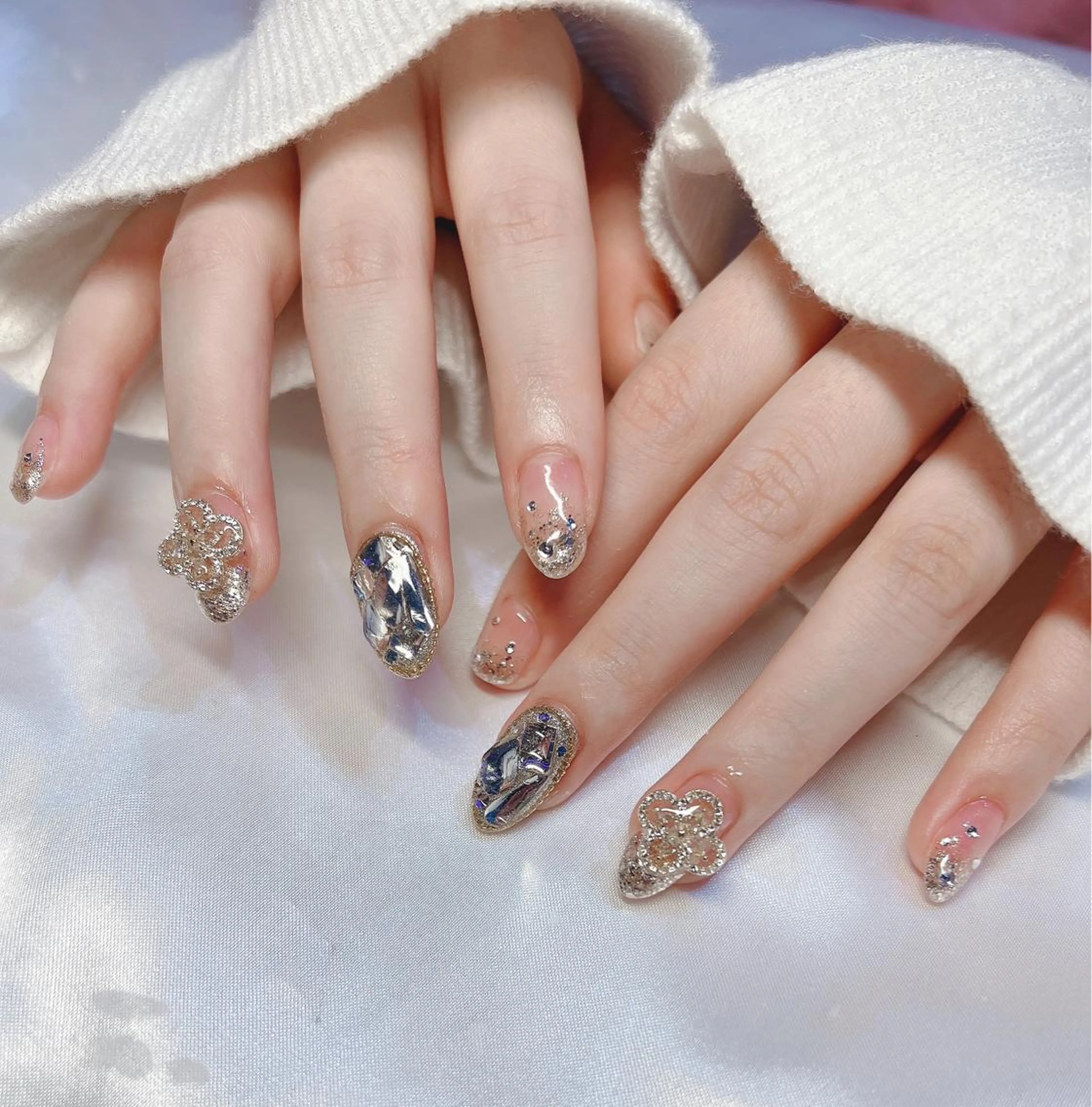 ネイル フレンチネイル ジェルネイル キラキラネイル 韓国ネイル 持ち込み ちゅるんネイル🪄 耳ツボジュエリー🔗のネイルデザイン