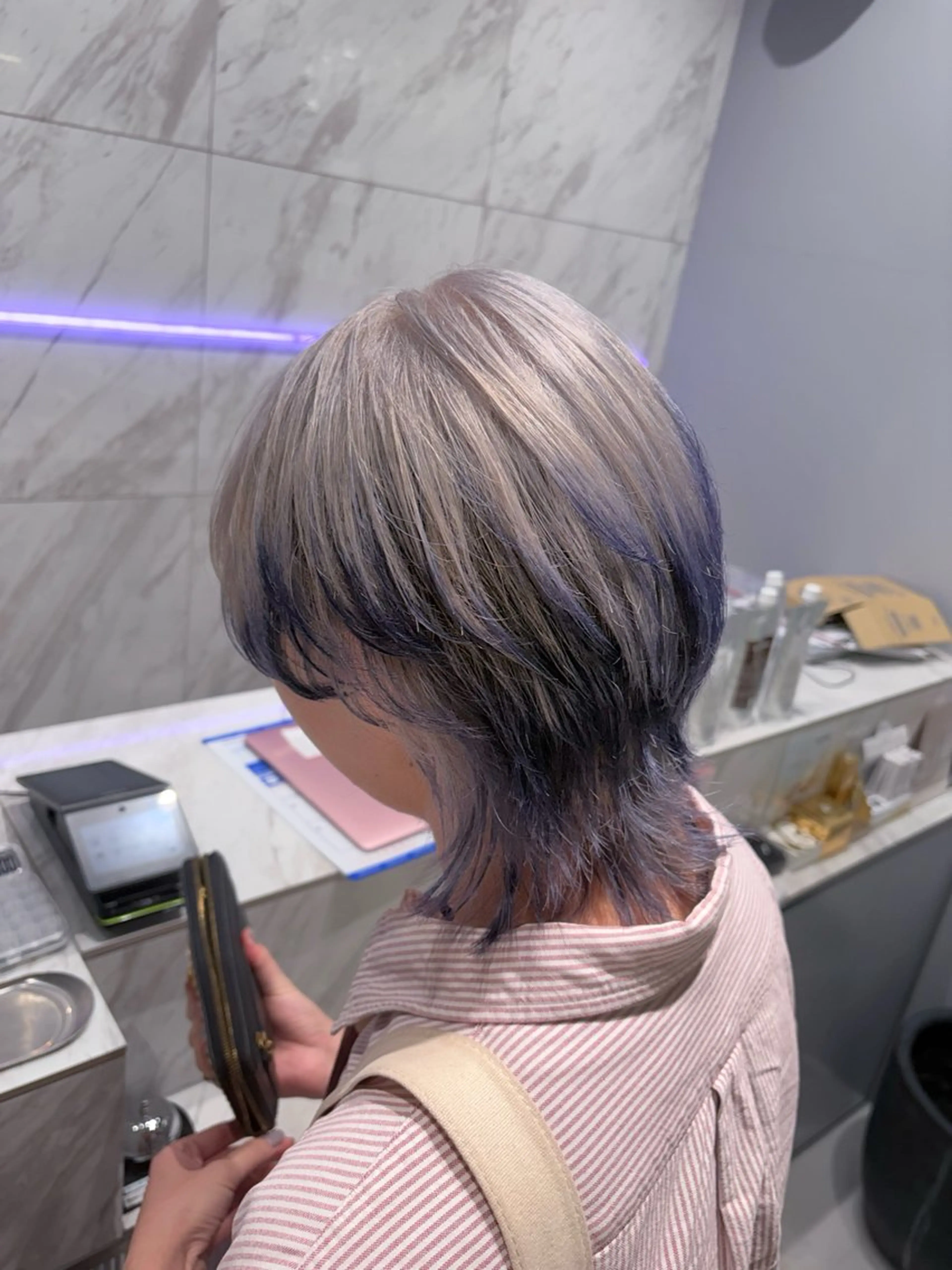 ショート カラー メンズ ブルーカラー デザインカラー シルバー カット ヘアカラー トリートメント 菜々🫧新宿 透明感ケアブリーチのヘアスタイル