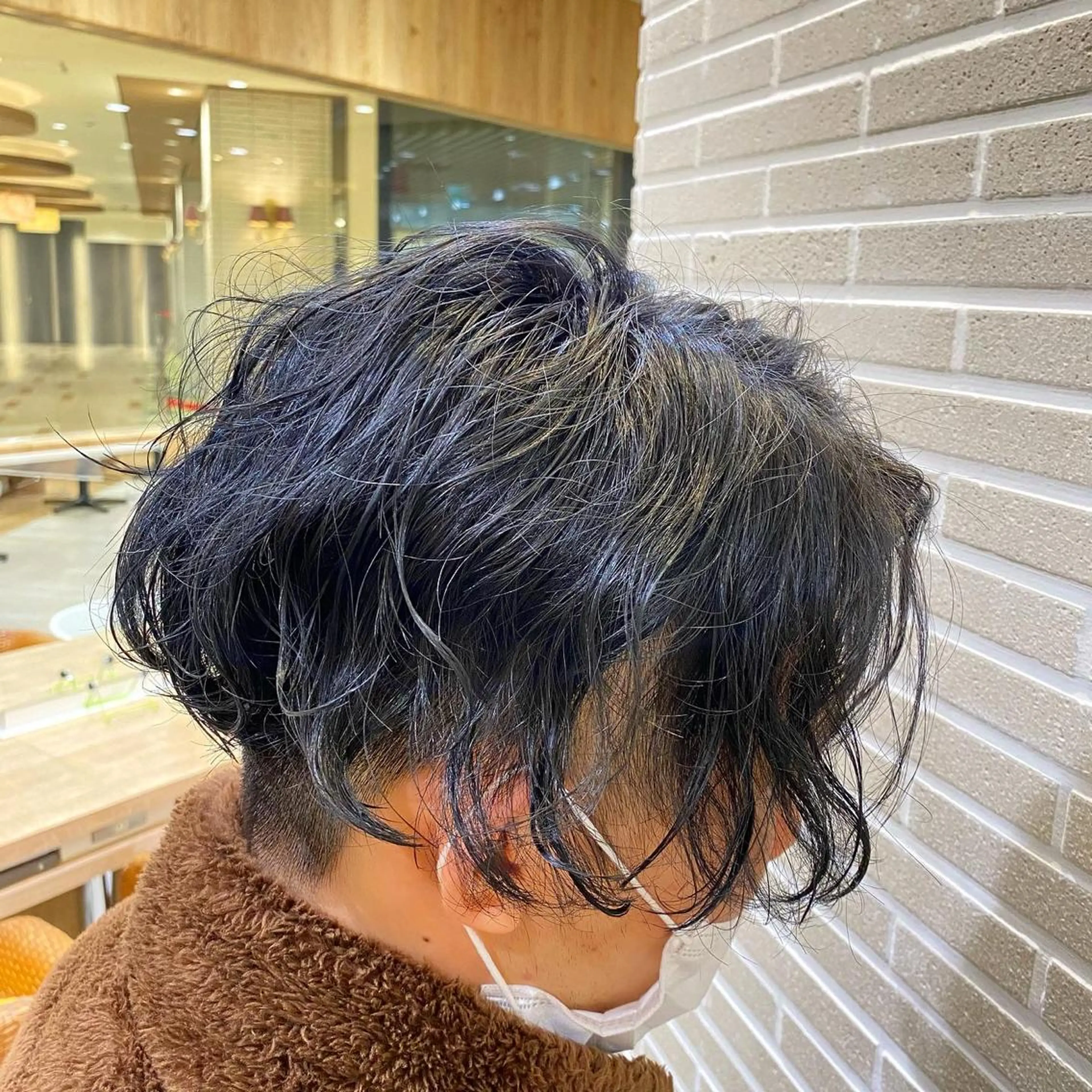 カラー パーマ メンズ 黒髪 ブルーカラー ブルーブラック 赤本悠斗波巻きパーマ メンズパーマのヘアスタイル